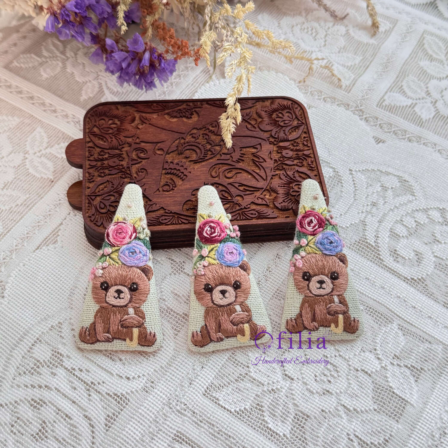 Käsinkirjailtu Teddy-karhu ja Kukkasateenvarjo Hiuspinni – Ofilia Handmade