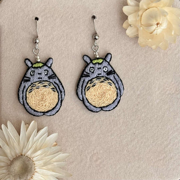 Käsin kirjotut korvakorut, Totoro-aiheinen kuvio
