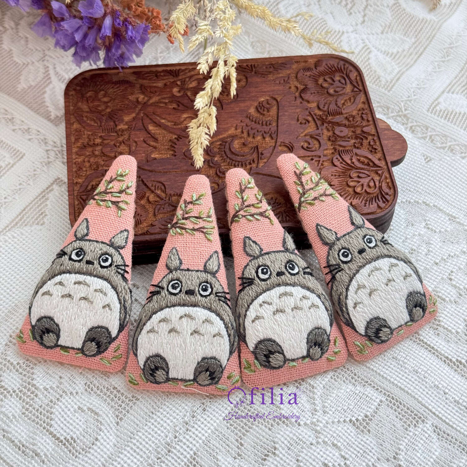 Käsinkirjailtu Totoro Puun Oksan Alla hiuspinni – Ofilia Handmade