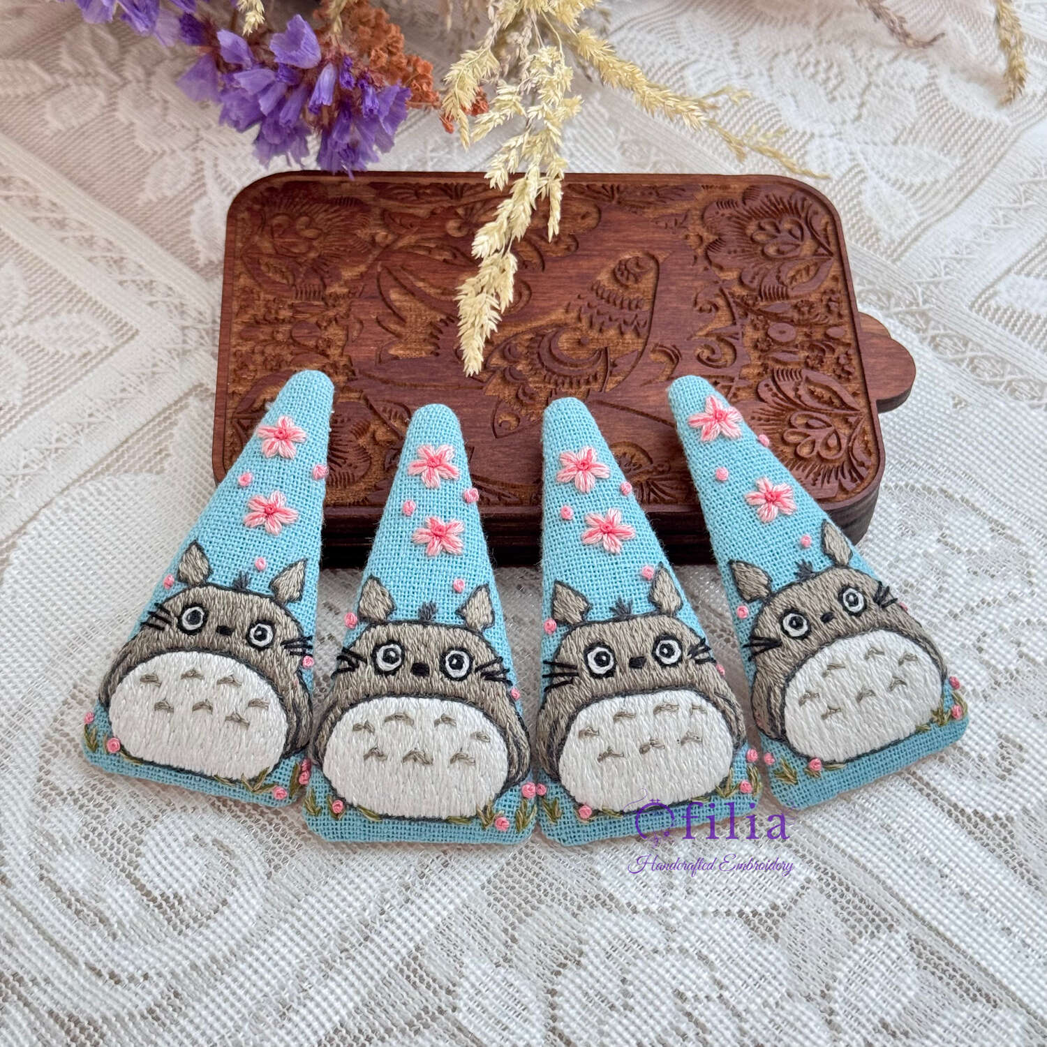 Käsinkirjailtu Totoro ja Kirsikankukka Hiuspinni – Ofilia Handmade