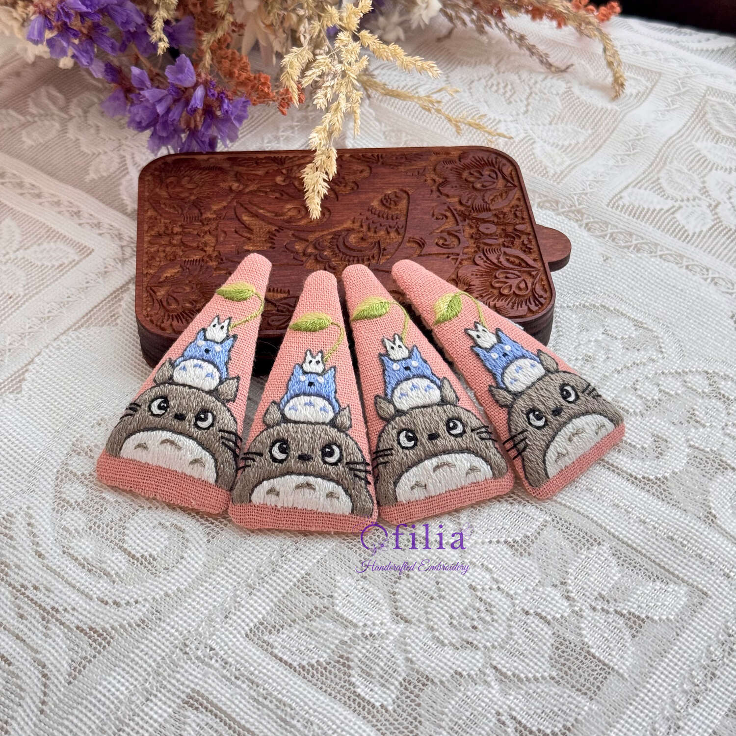 Käsinkirjailtu Totoro ja Lehden Sateenvarjo Hiuspinni – Ofilia Handmade