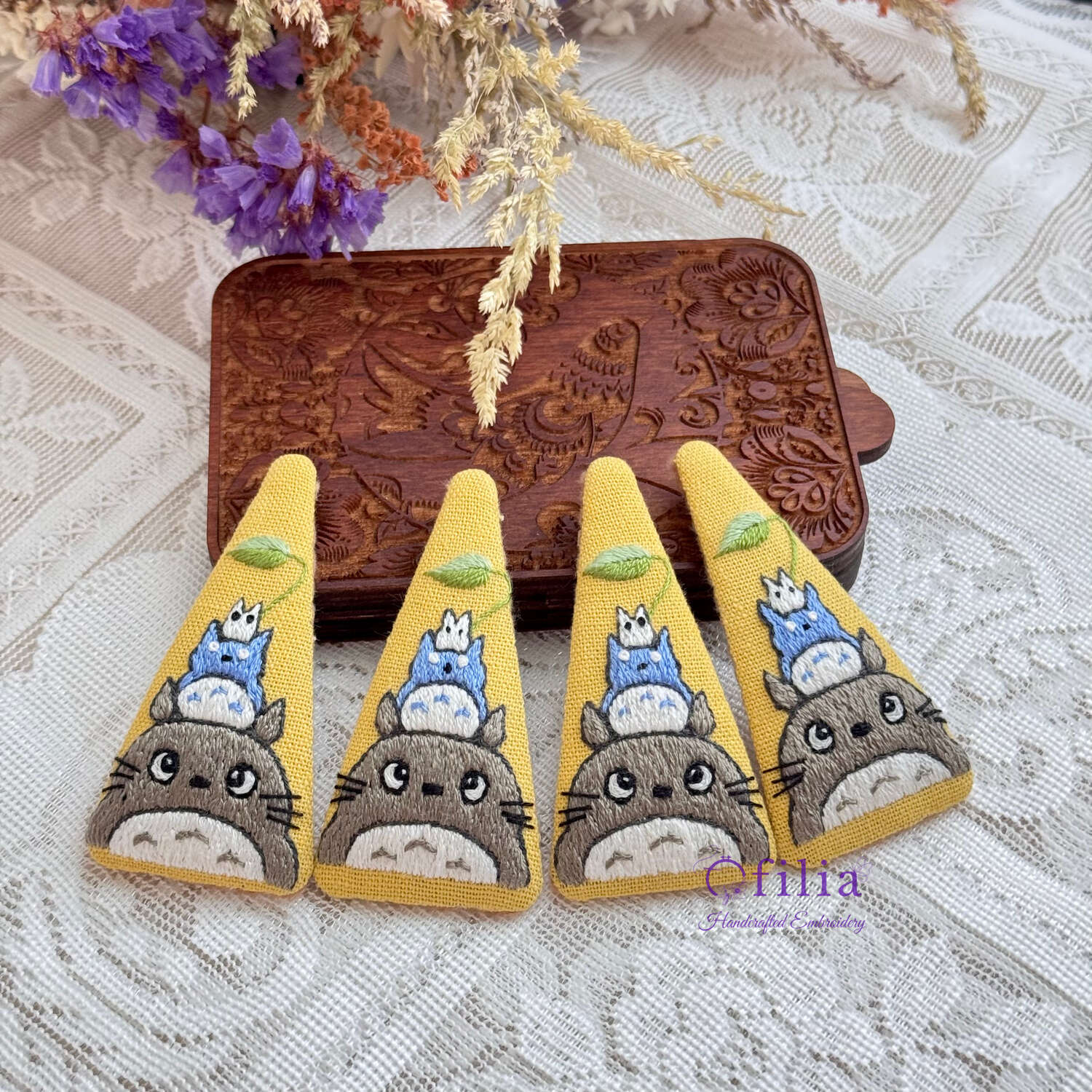 Käsinkirjailtu Totoro ja Lehden Sateenvarjo Hiuspinni – Ofilia Handmade