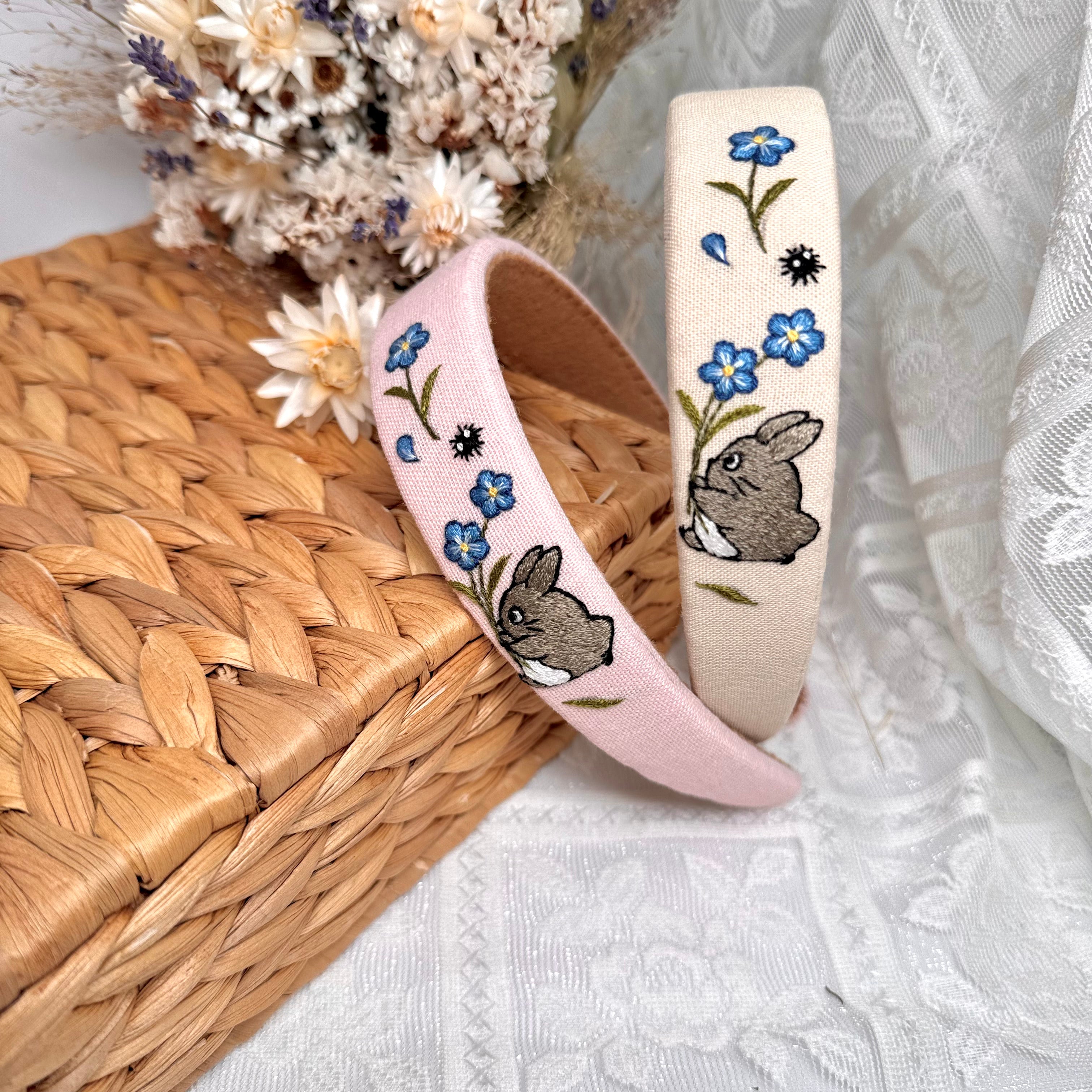 Käsin kirjottu hiuspanta, Totoro ja luhtalemmikki -aiheinen kuvio kankaalla