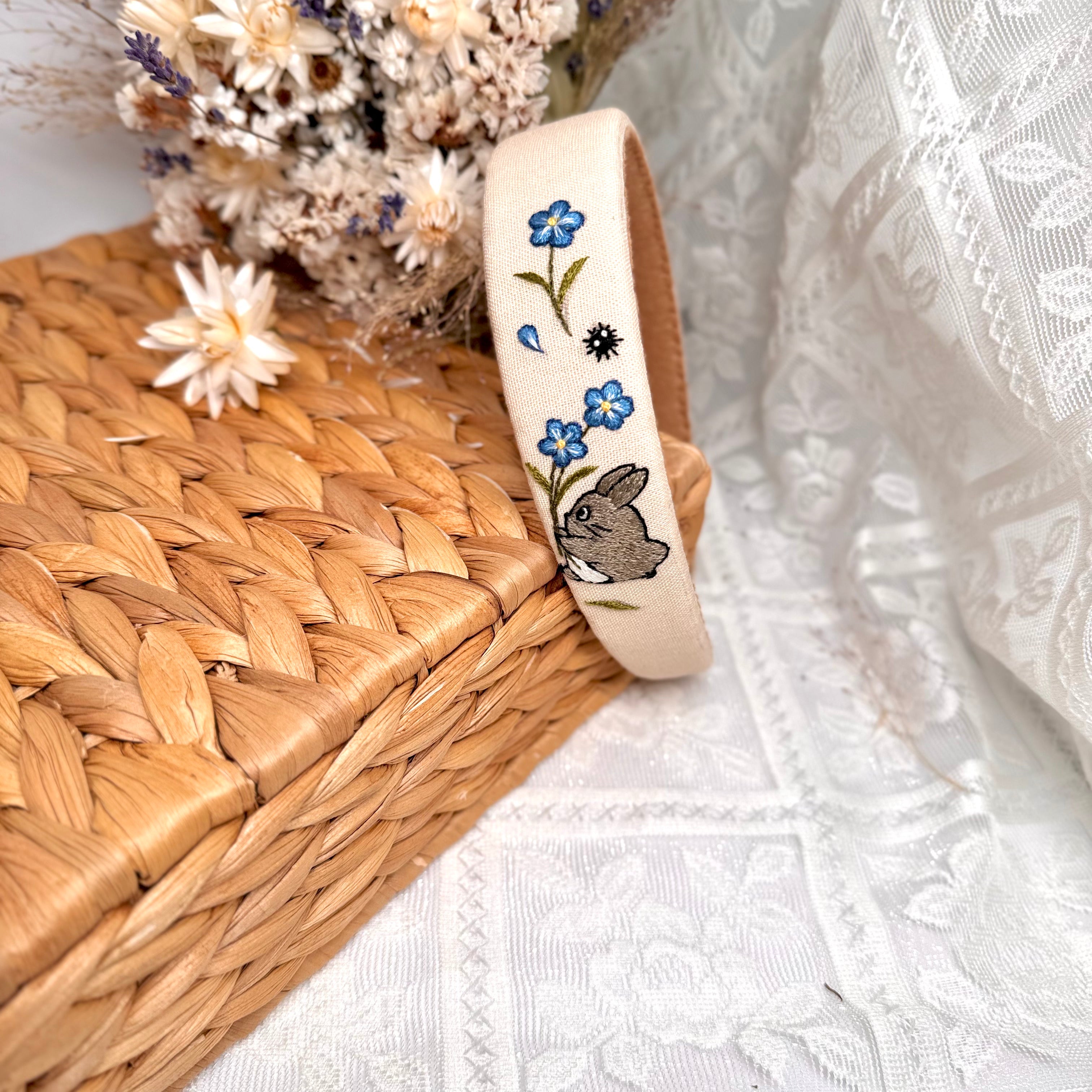 Käsin kirjottu hiuspanta, Totoro ja luhtalemmikki -aiheinen kuvio kankaalla