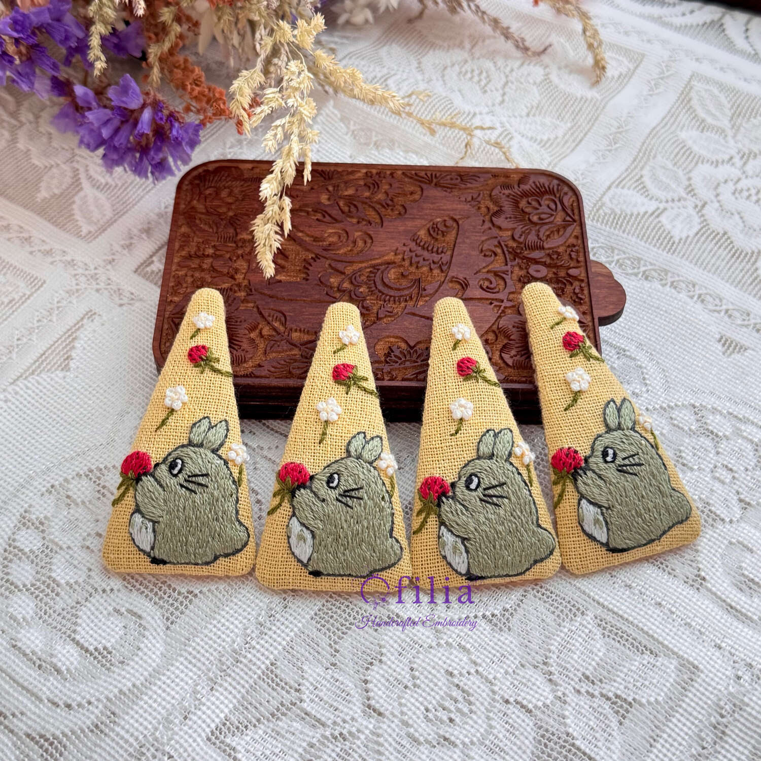 Käsinkirjailtu Totoro ja Mansikka Hiuspinni – Ofilia Handmade