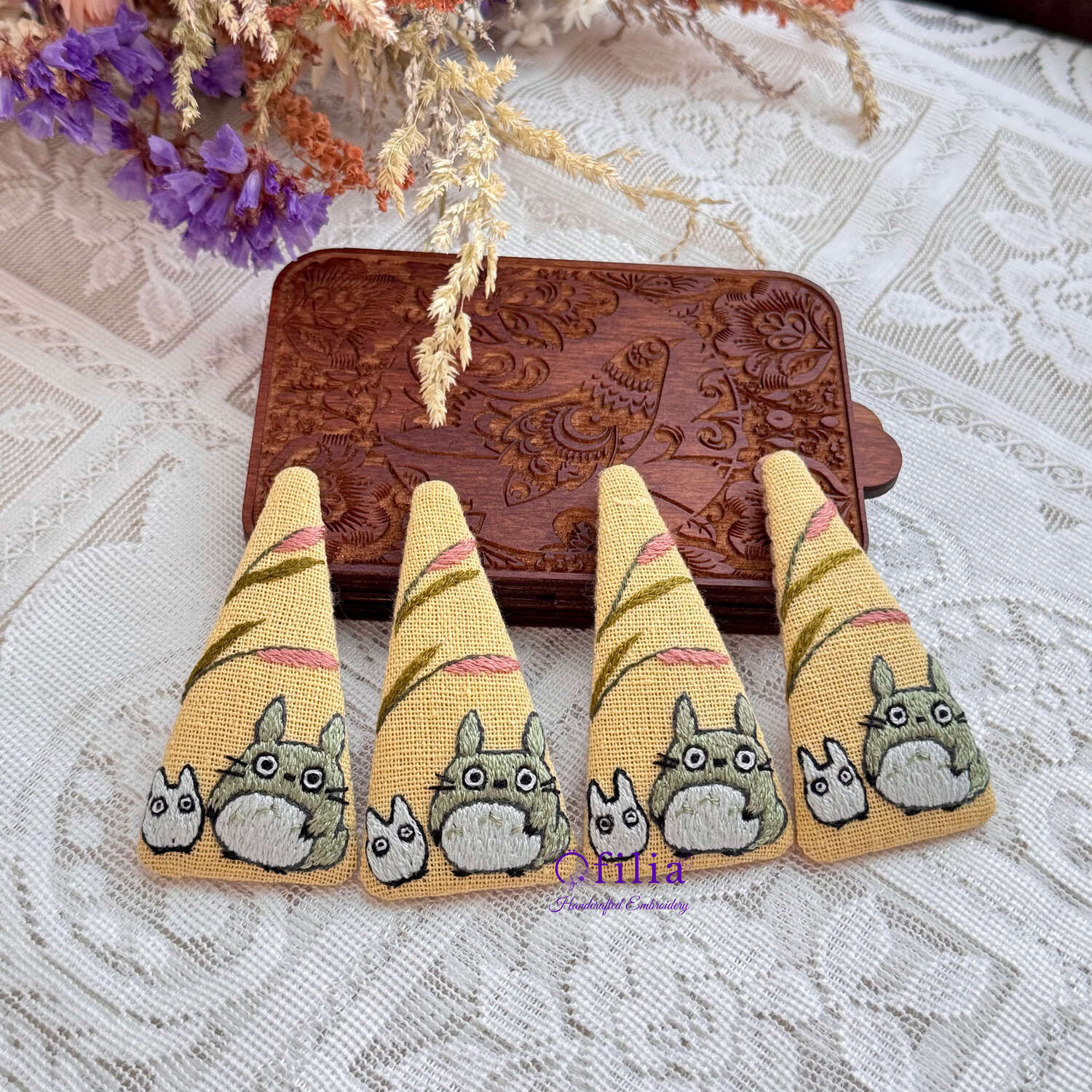 Käsinkirjailtu Totoro ja Pampasheinä Hiuspinni – Ofilia Handmade