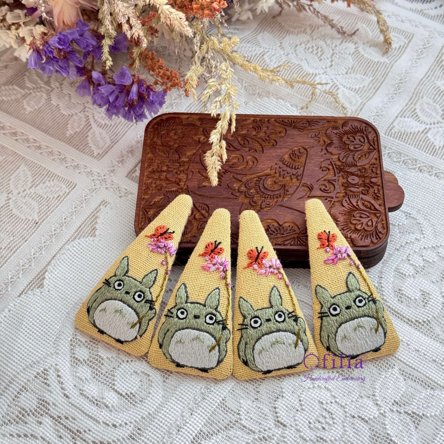 Käsinkirjailtu Totoro ja Perhonen Hiuspinni – Ofilia Handmade