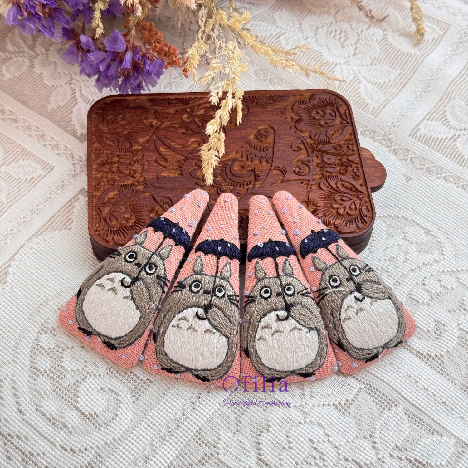 Käsinkirjailtu Totoro ja Sateenvarjo Hiuspinni – Ofilia Handmade