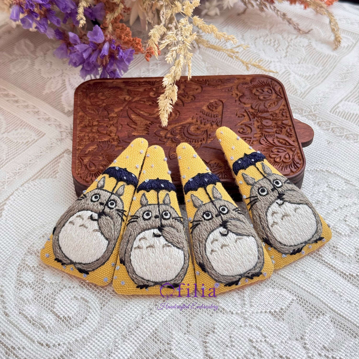 Käsinkirjailtu Totoro ja Sateenvarjo Hiuspinni – Ofilia Handmade