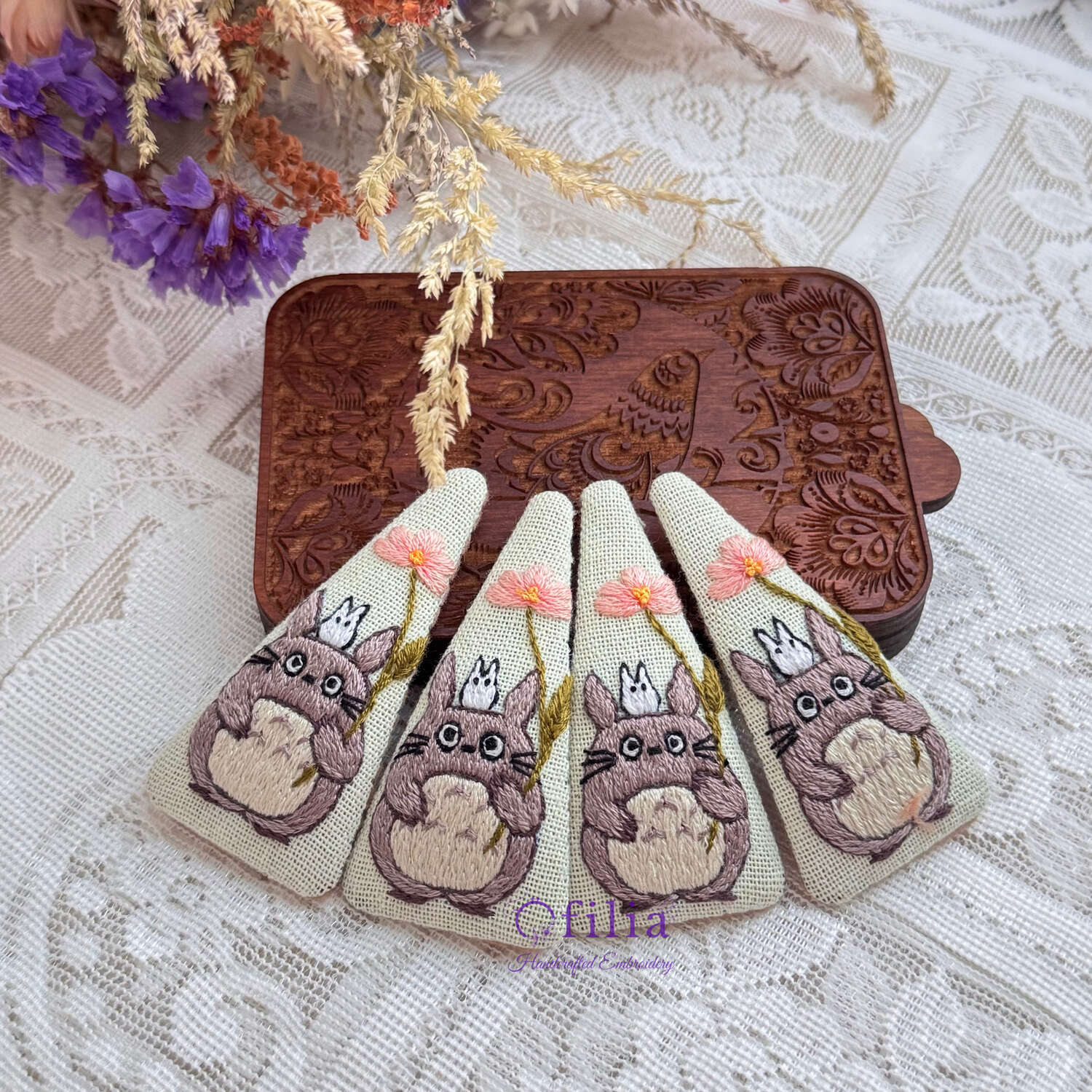 Käsinkirjailtu Totoro ja Unikko Hiuspinni – Ofilia Handmade