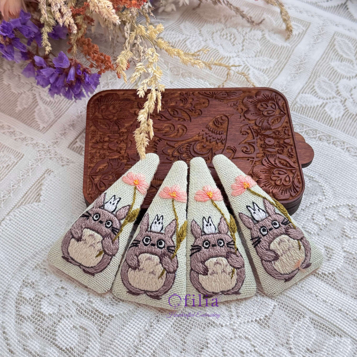 Käsinkirjailtu Totoro ja Unikko Hiuspinni – Ofilia Handmade