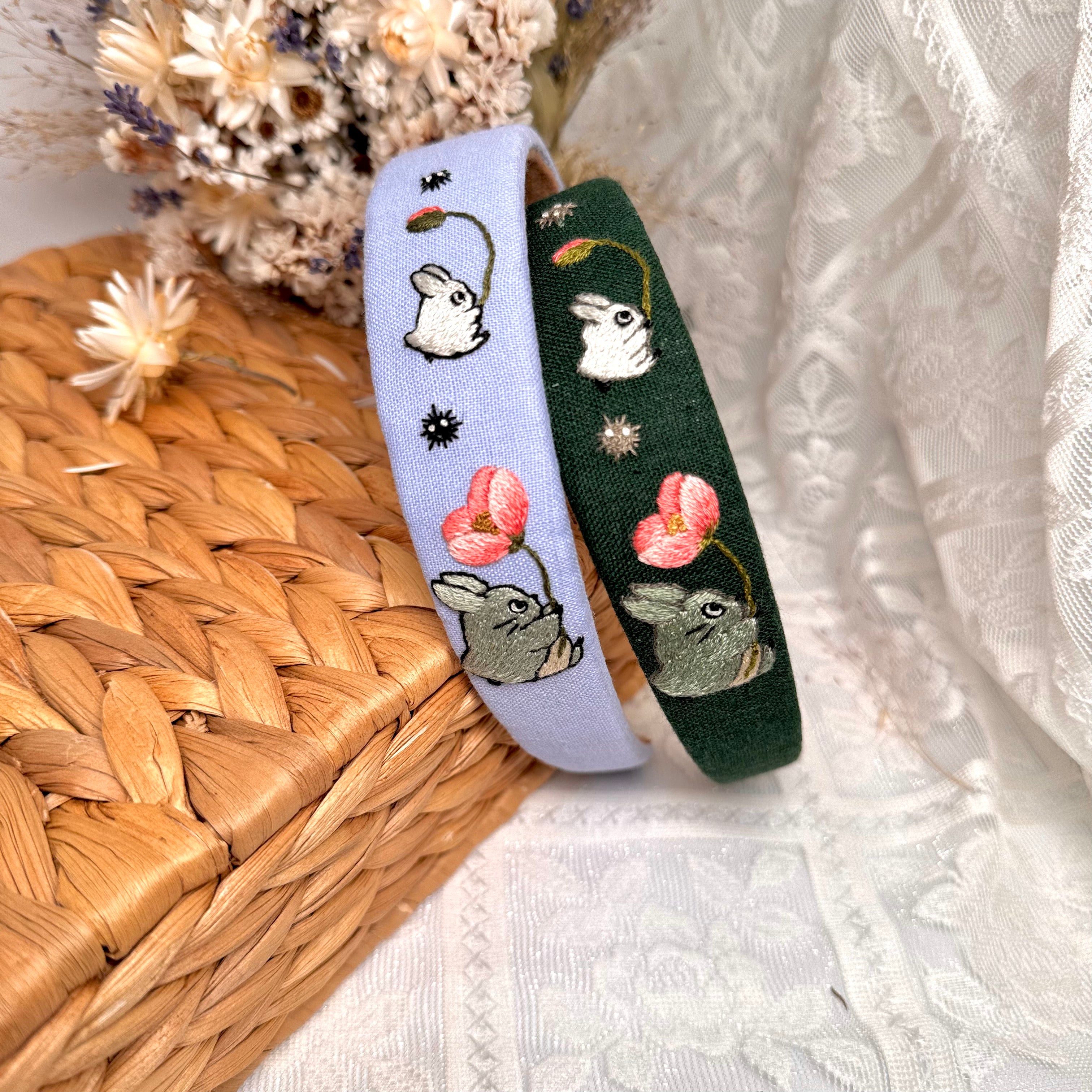 Käsin kirjottu hiuspanta, Totoro ja unikko -aiheinen kuvio kankaalla