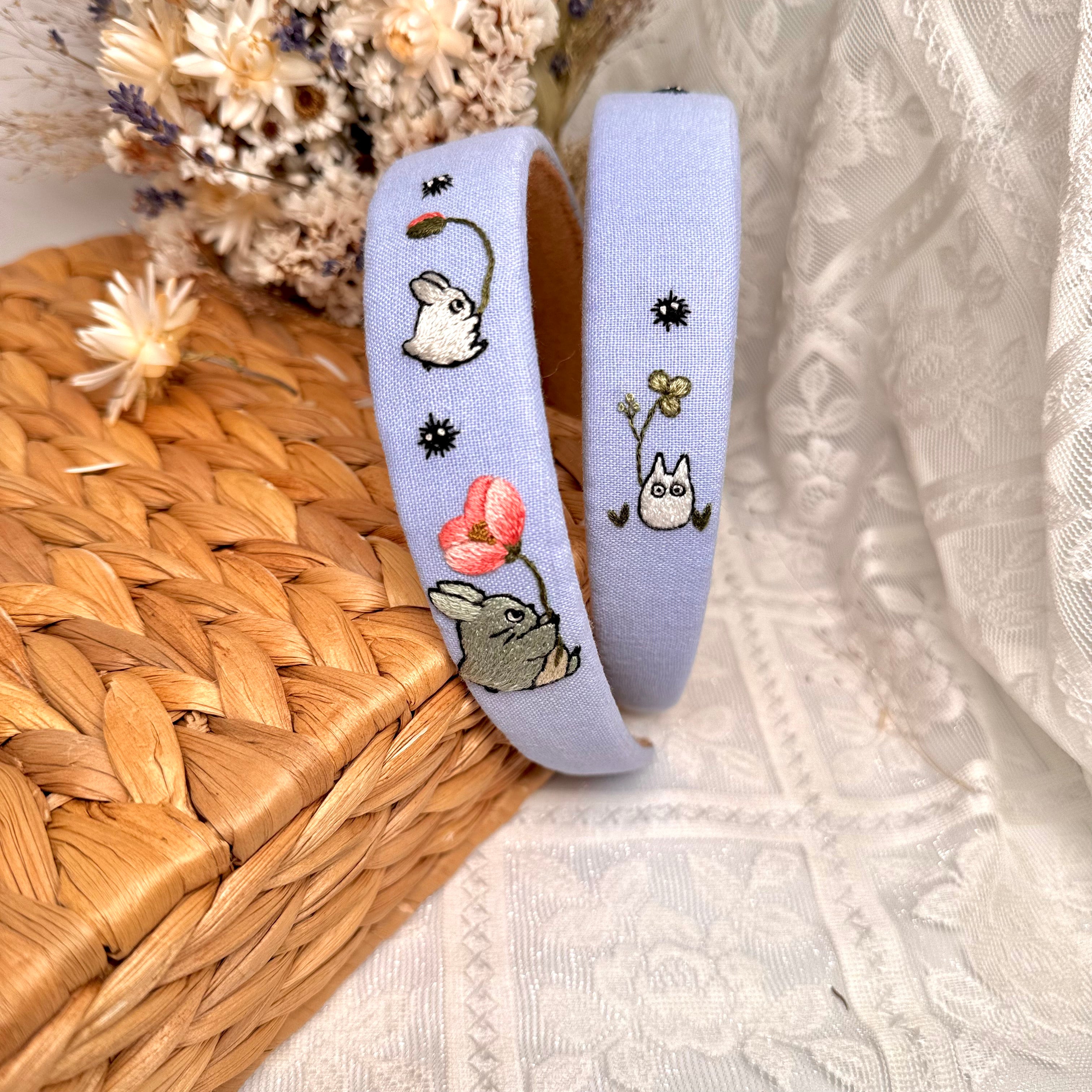 Käsin kirjottu hiuspanta, Totoro ja unikko -aiheinen kuvio kankaalla