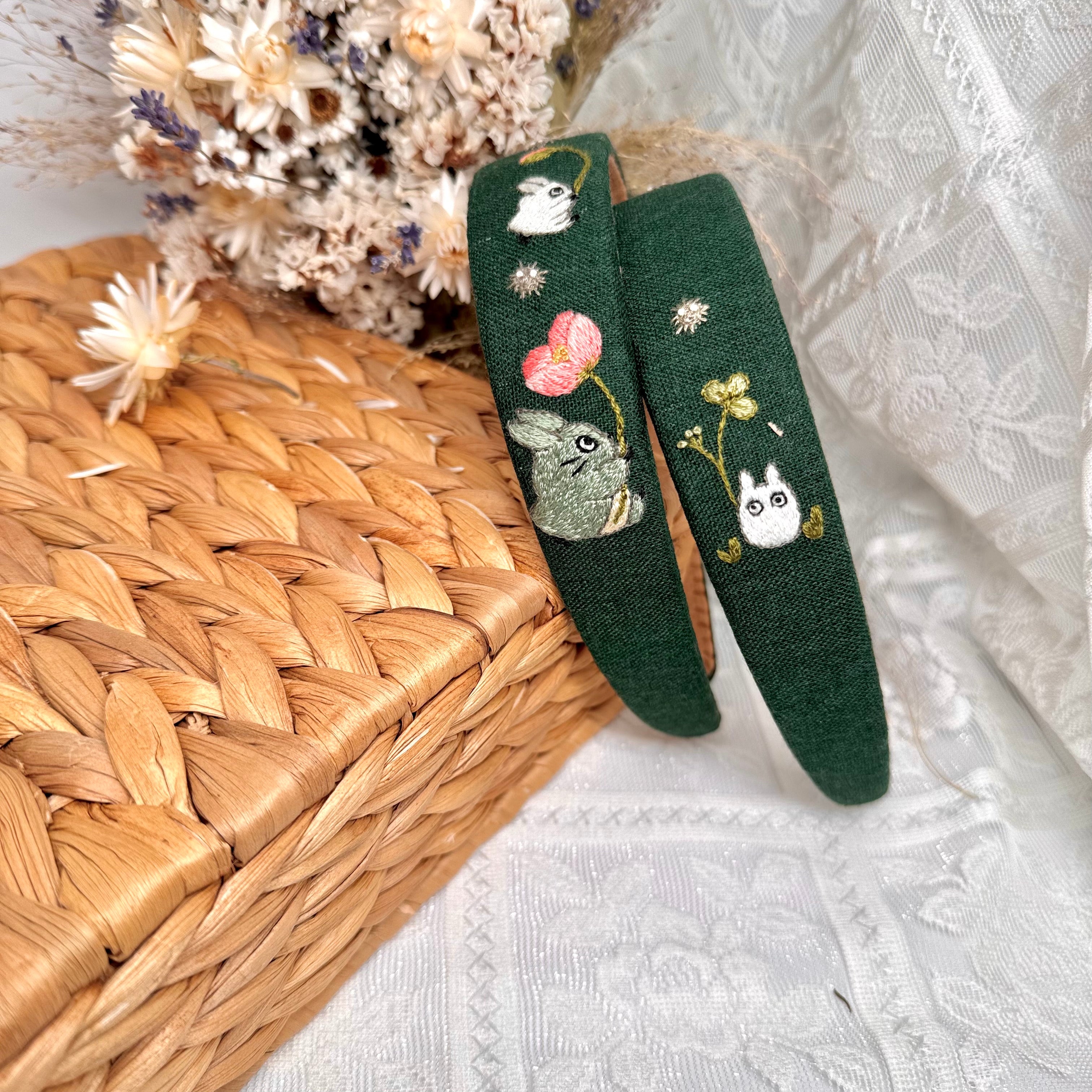 Käsin kirjottu hiuspanta, Totoro ja unikko -aiheinen kuvio kankaalla