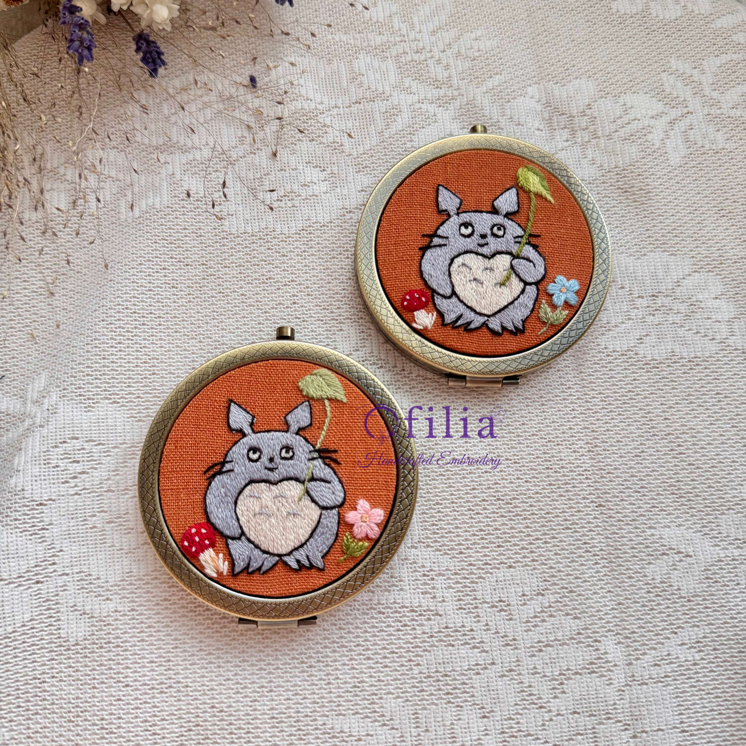 Käsinkirjailtu Totoron ja Lehden Sateenvarjon taskupeili – Ofilia Handmade