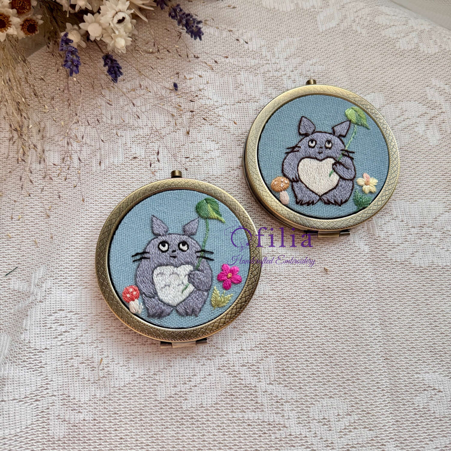 Käsinkirjailtu Totoron ja Lehden Sateenvarjon taskupeili – Ofilia Handmade