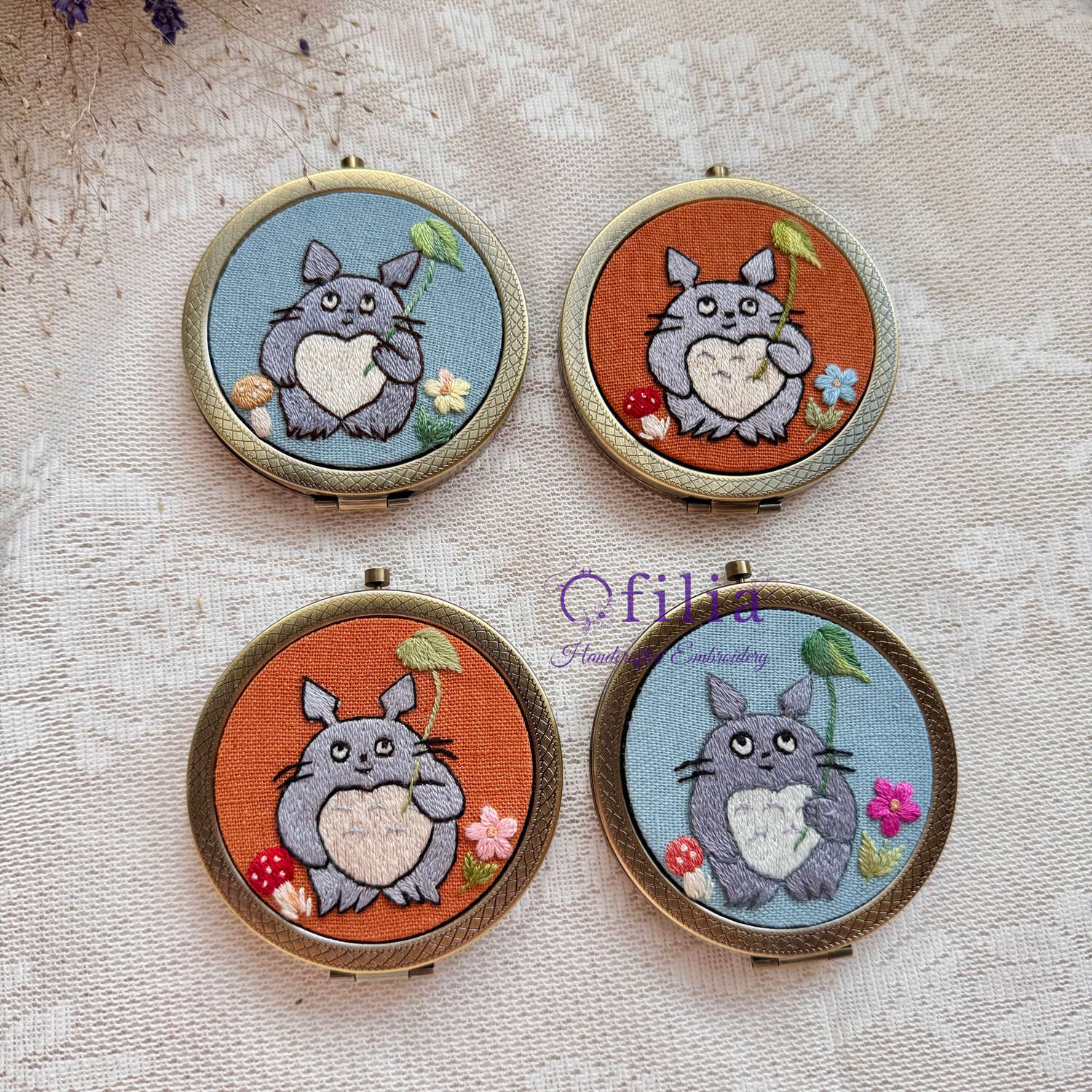 Käsinkirjailtu Totoron ja Lehden Sateenvarjon taskupeili – Ofilia Handmade