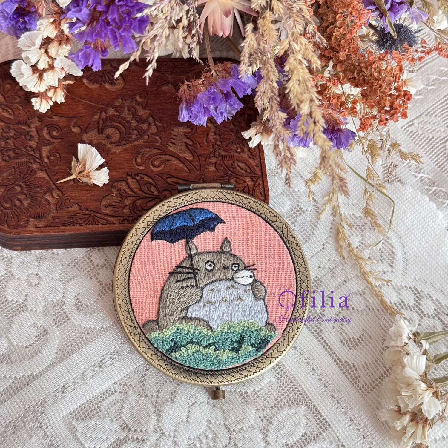 Käsinkirjailtu Totoron ja Sateenvarjon taskupeili – Ofilia Handmade