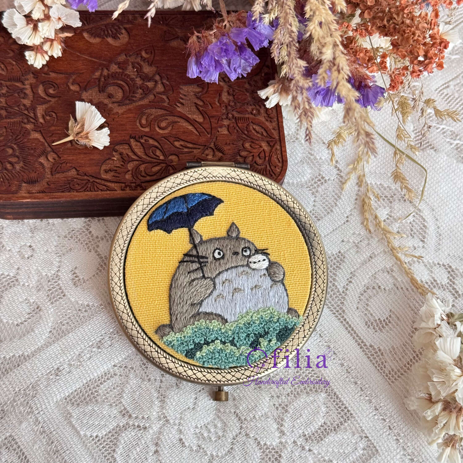 Käsinkirjailtu Totoron ja Sateenvarjon taskupeili – Ofilia Handmade