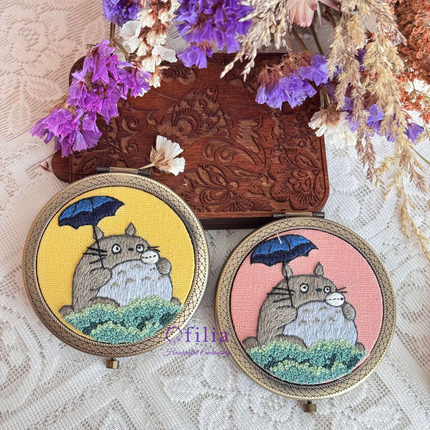 Käsinkirjailtu Totoron ja Sateenvarjon taskupeili – Ofilia Handmade