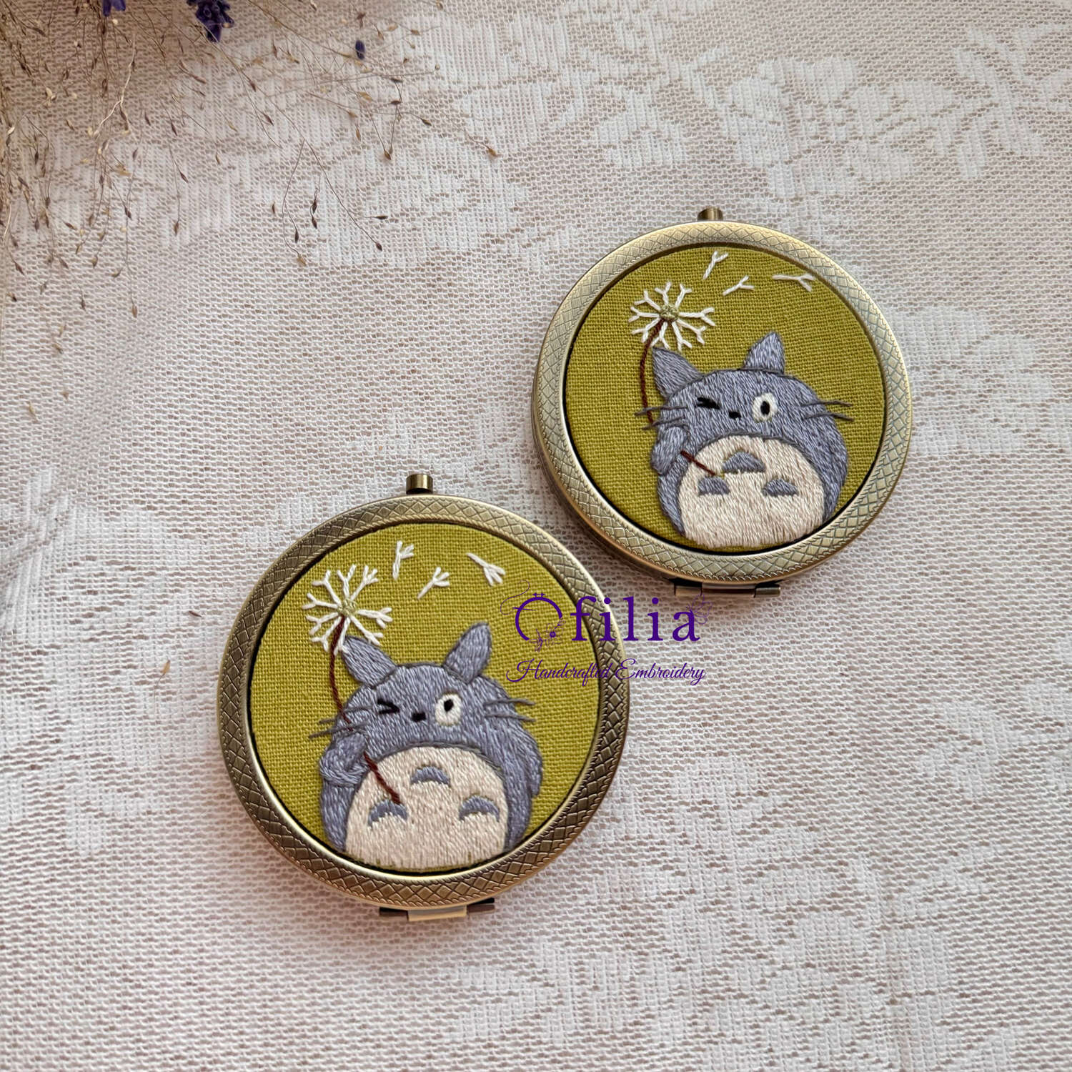 Käsinkirjailtu Totoron ja Voikukan taskupeili – Ofilia Handmade