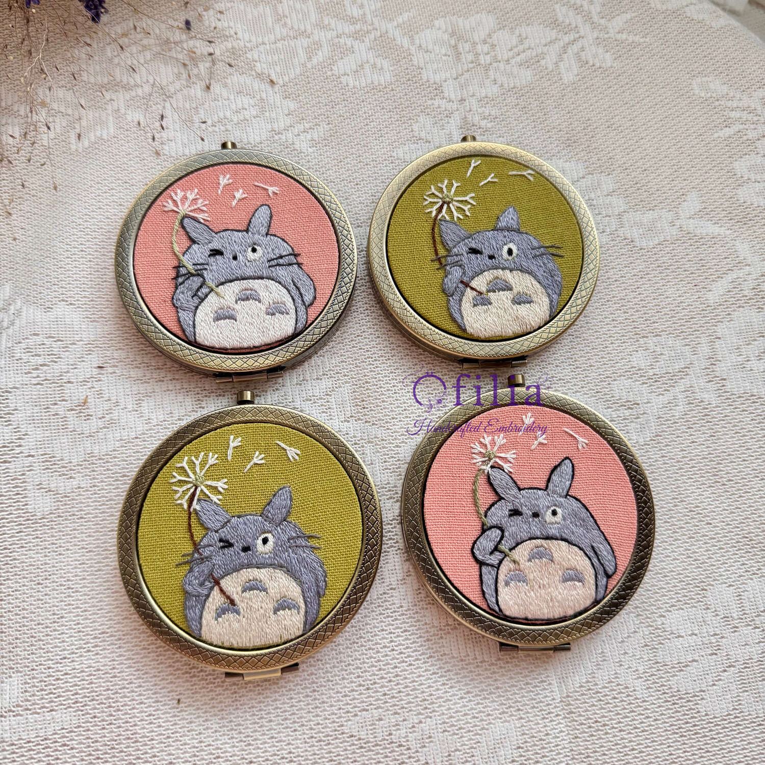 Käsinkirjailtu Totoron ja Voikukan taskupeili – Ofilia Handmade