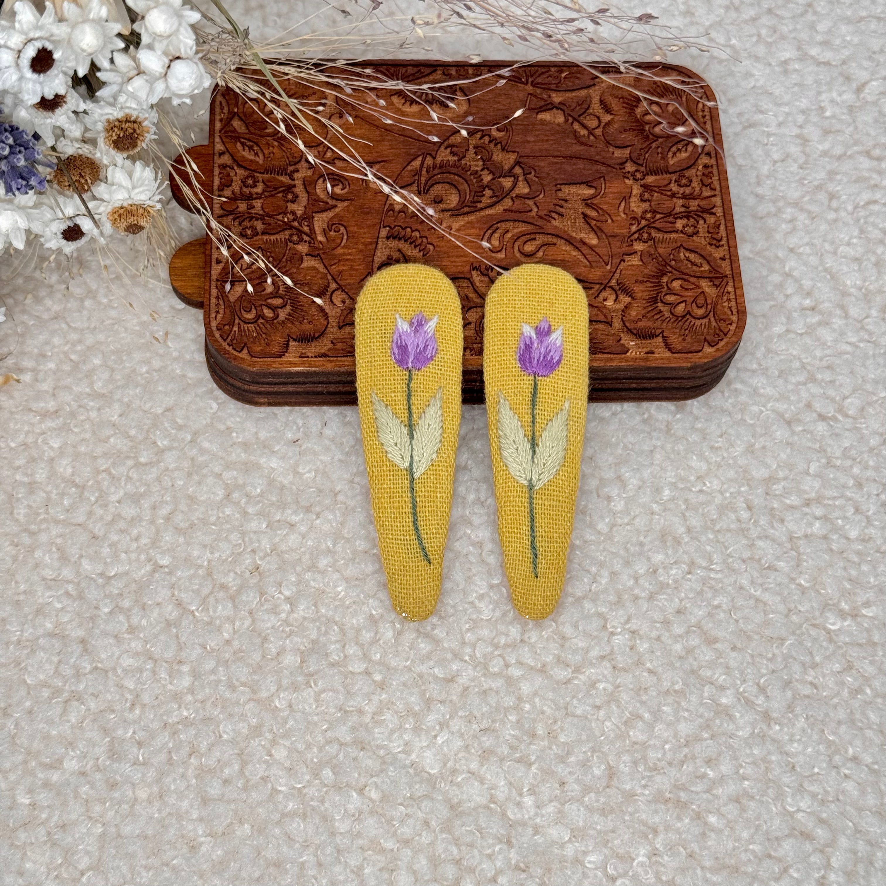 Käsin kirjotut hiuspinnit, tulppaani-aiheinen kuvio kankaalla