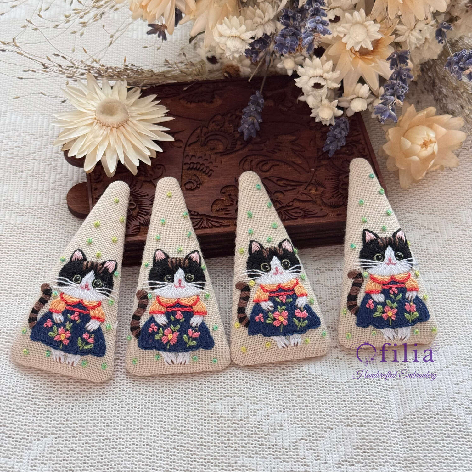 Käsinkirjailtu tummansinisessä mekossa kissa hiuspinni – Ofilia Handmade