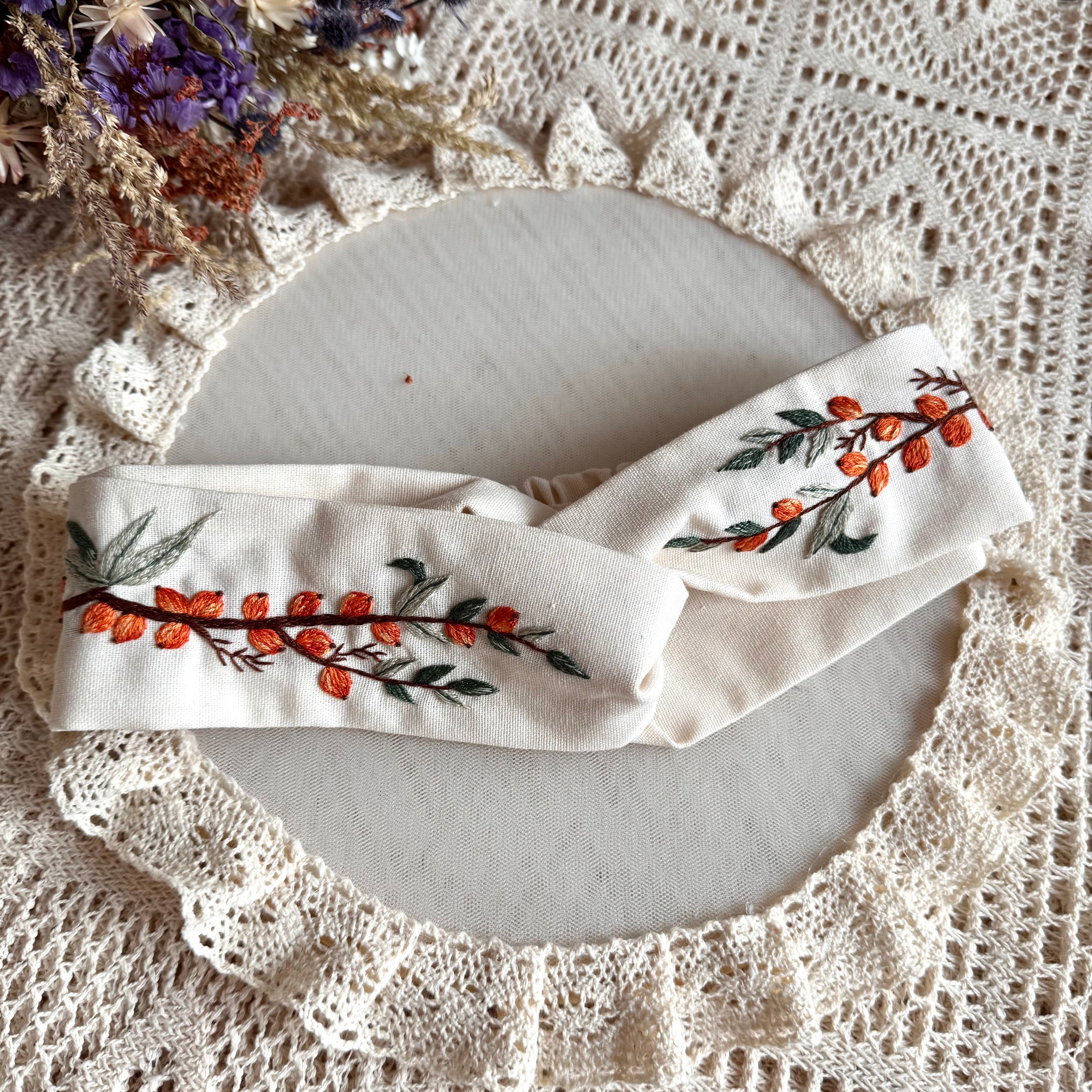 Käsin kirjottu joustava hiuspanta, tyrni-aiheinen kuvio kankaalla