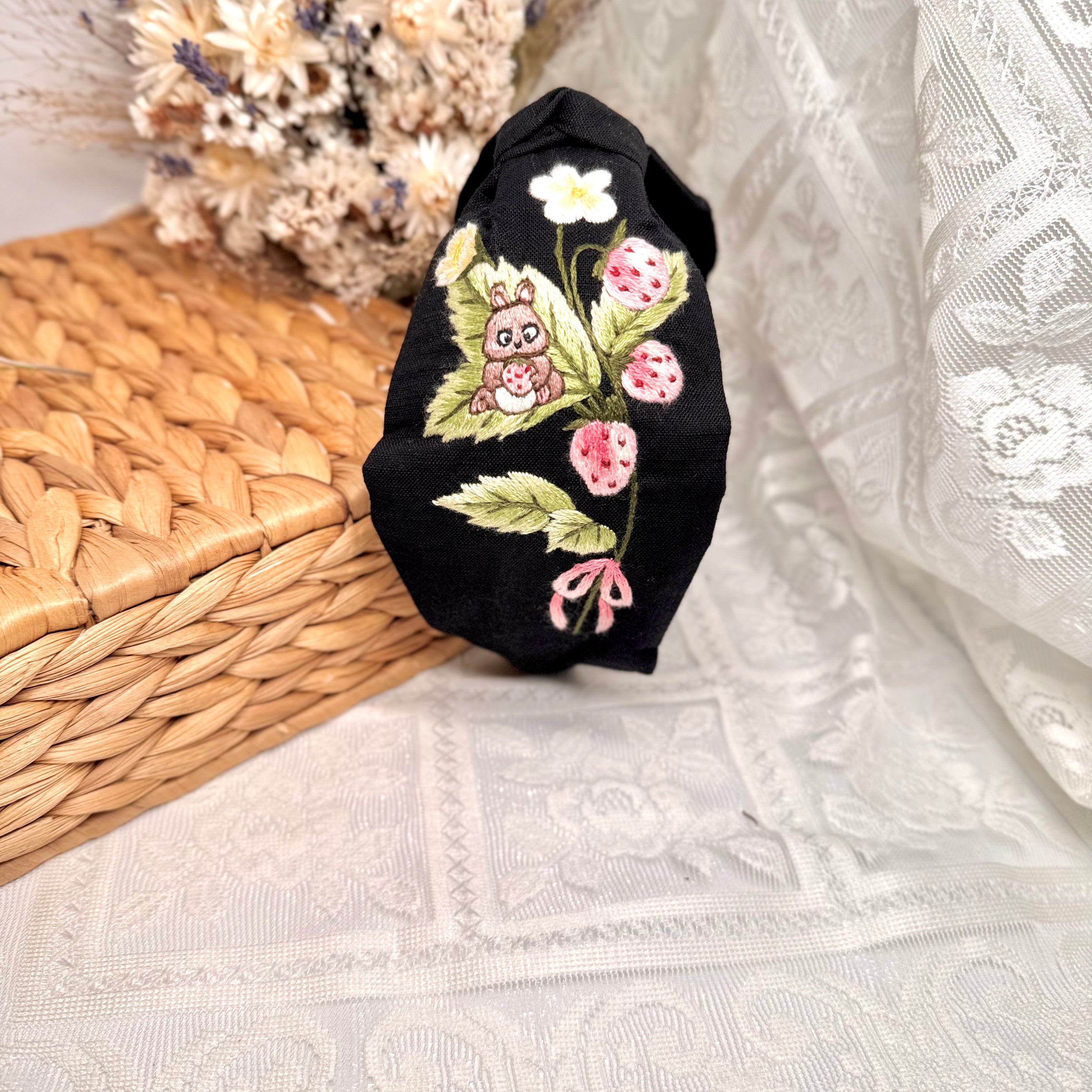 Käsin kirjottu turbaanipanta, vaaleanpunainen mansikka-aiheinen kuvio kankaalla