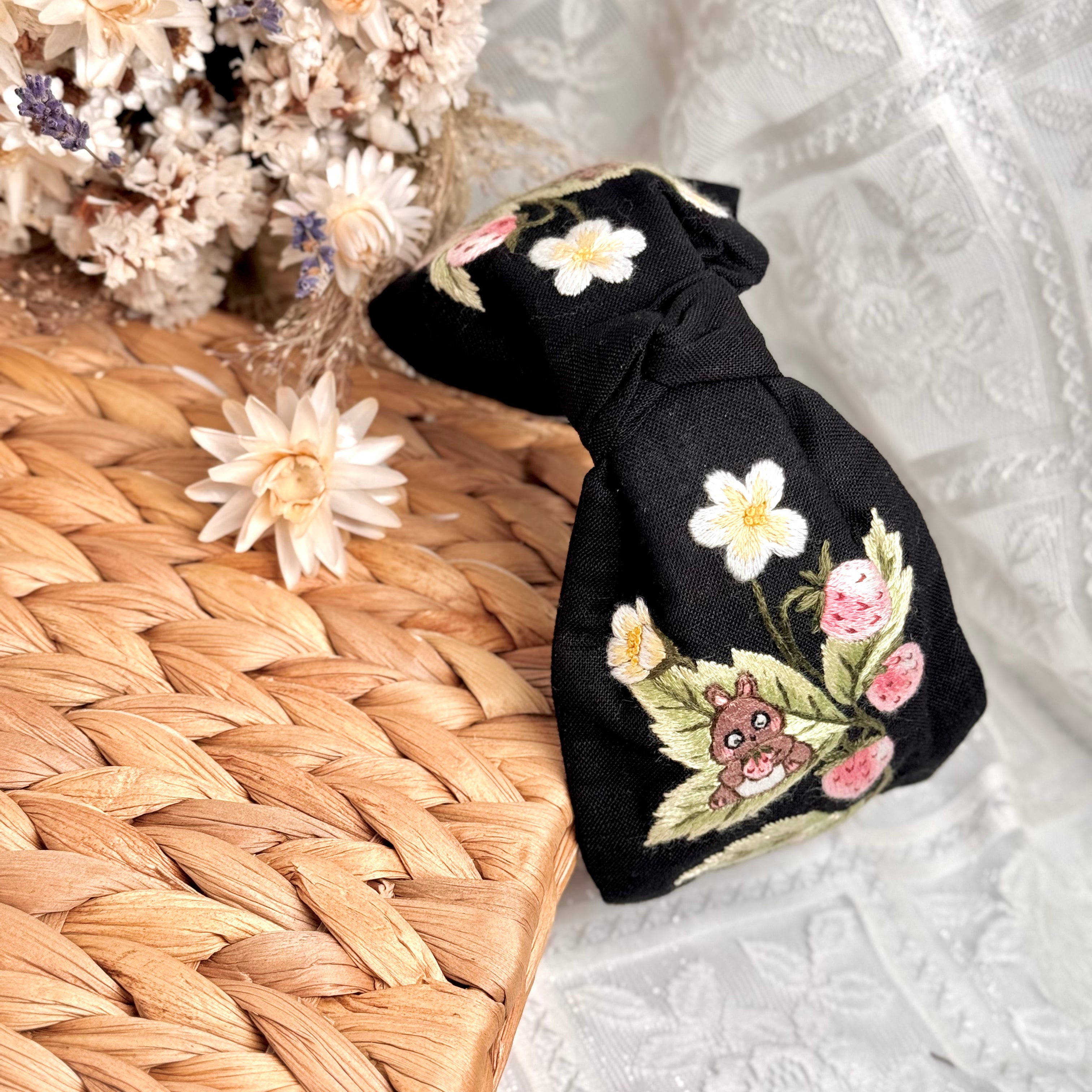 Käsin kirjottu turbaanipanta, vaaleanpunainen mansikka-aiheinen kuvio kankaalla