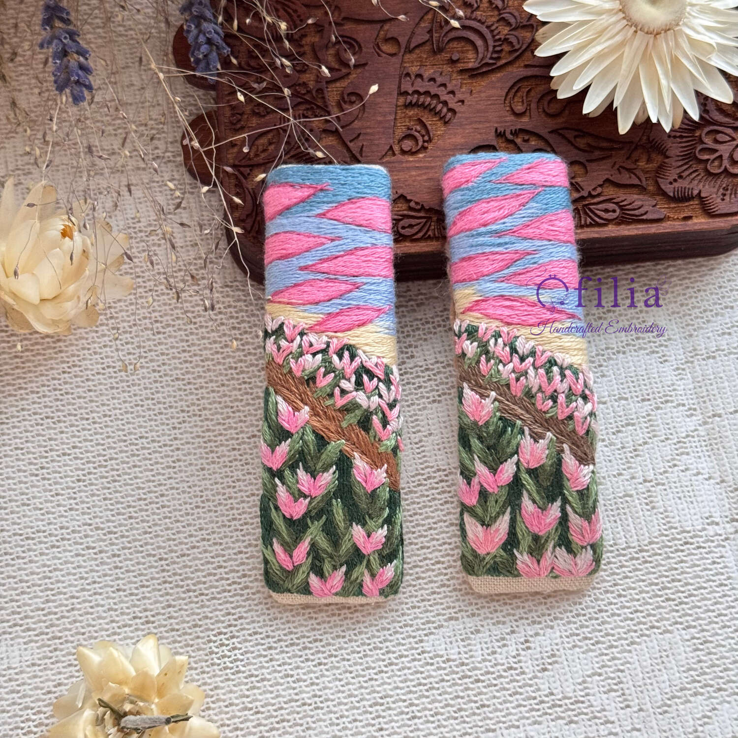 Käsinkirjailtu vaaleanpunainen taivas maisemahiuspinni  – Ofilia Handmade