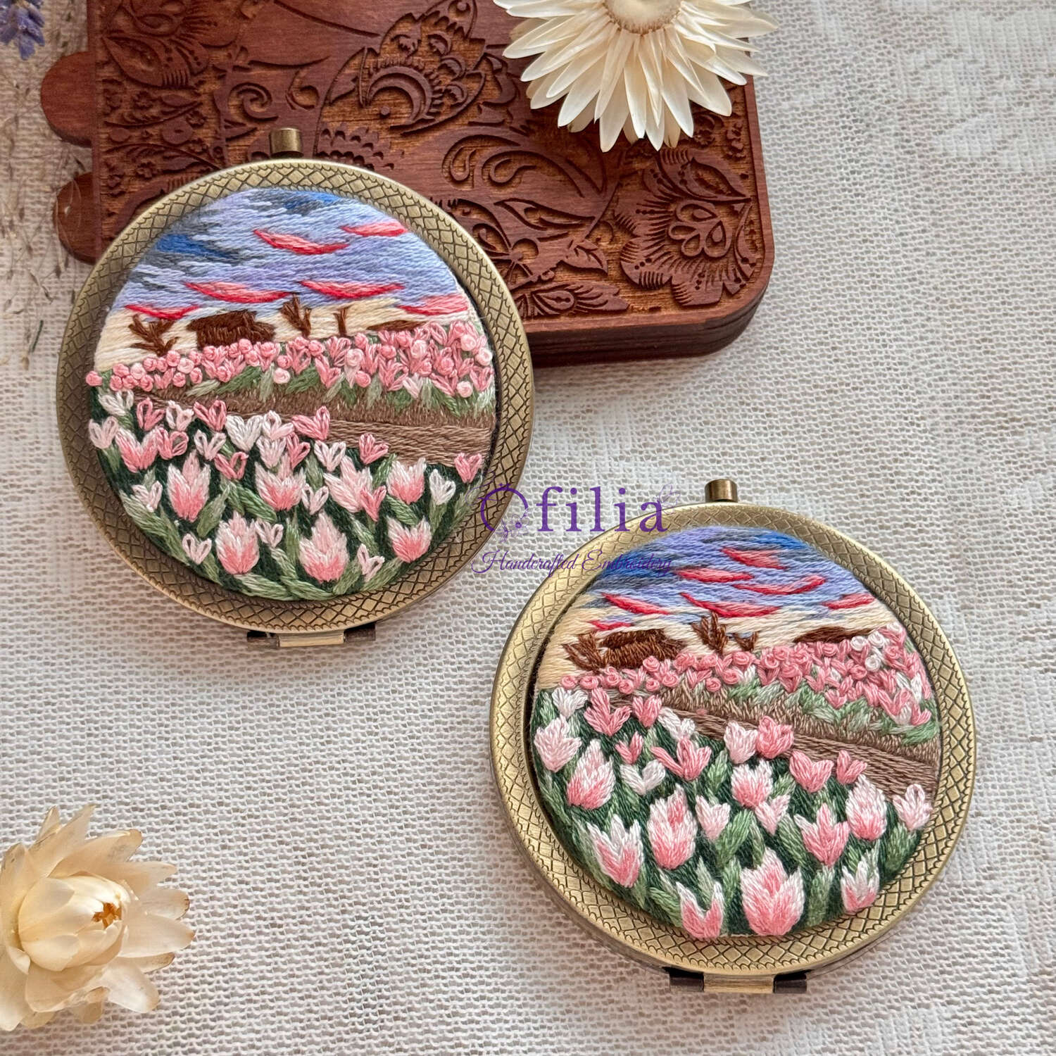 Käsinkirjailtu vaaleanpunainen taivas maisemataskupeili – Ofilia Handmade