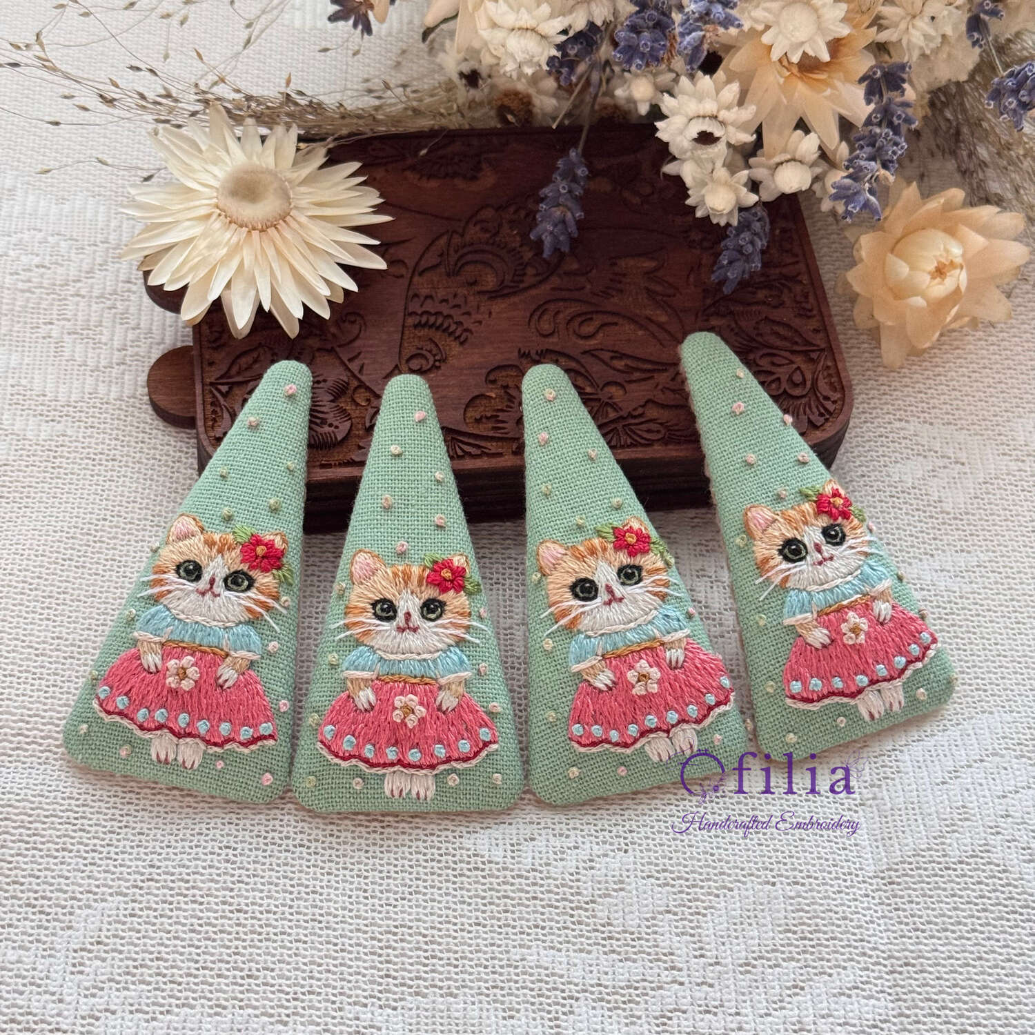 Käsinkirjailtu vaaleanpunaisessa mekossa kissa hiuspinni – Ofilia Handmade