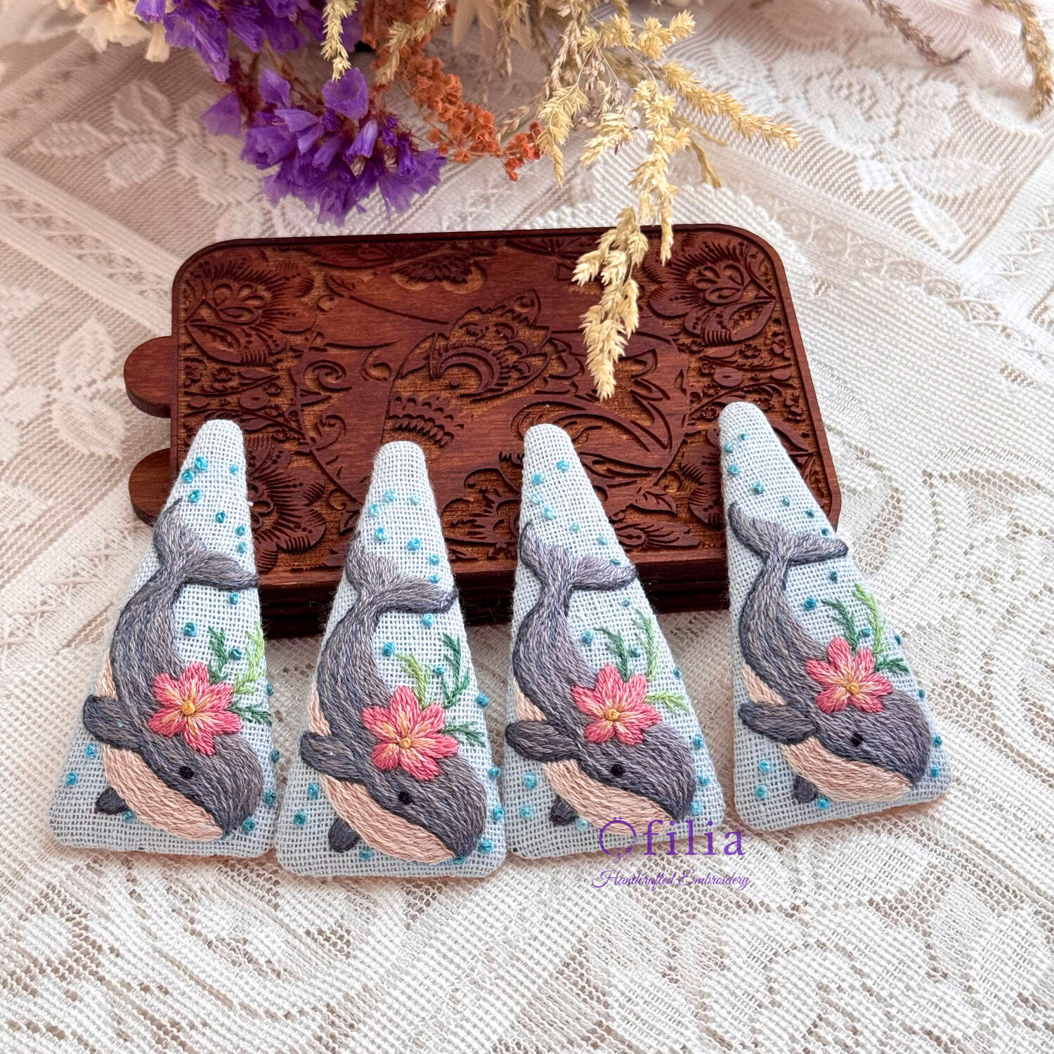 Käsinkirjailtu Valas ja Kukka Hiuspinni – Ofilia Handmade