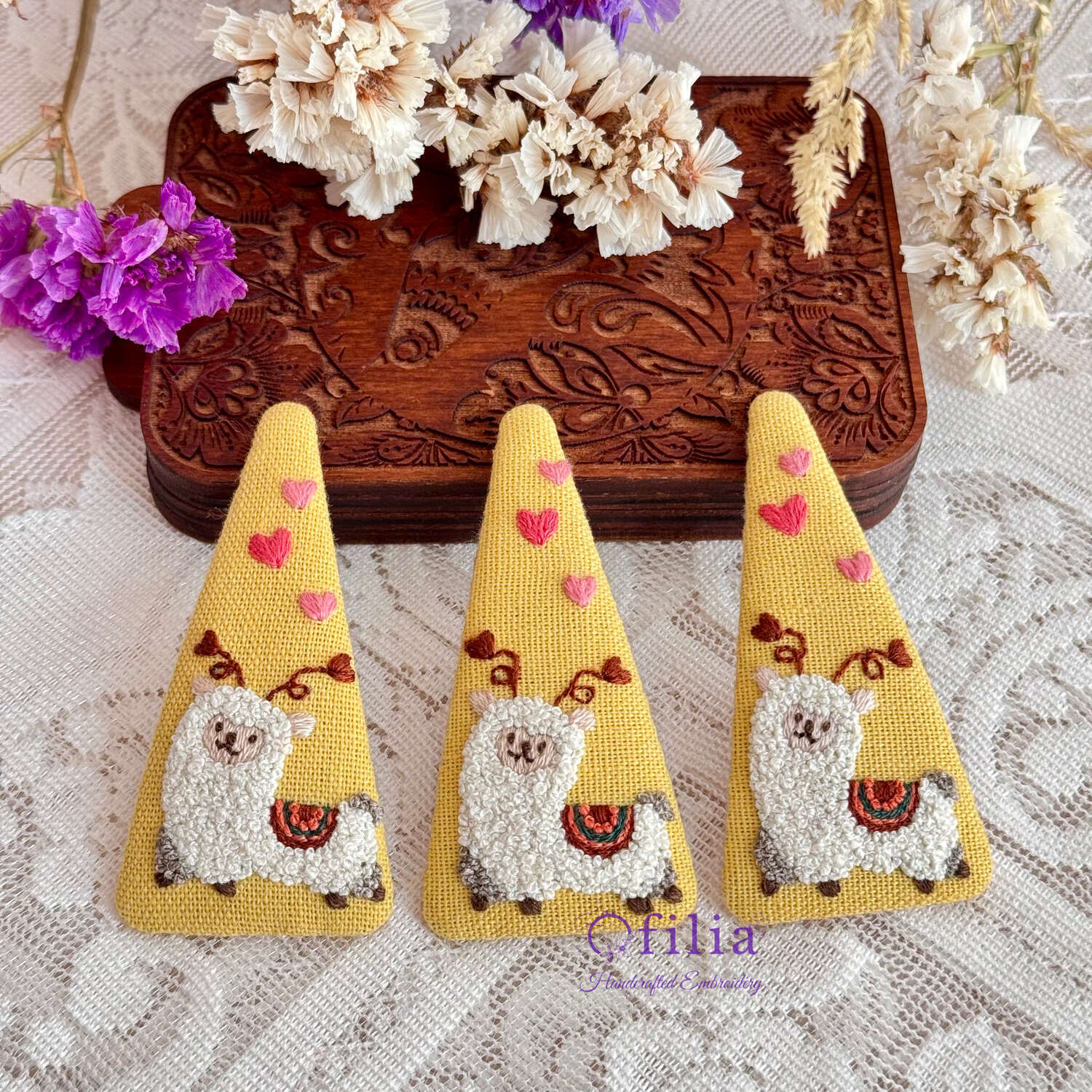 Käsinkirjailtu valkoinen alpakka ja sydämillä hiuspinni – Ofilia Handmade