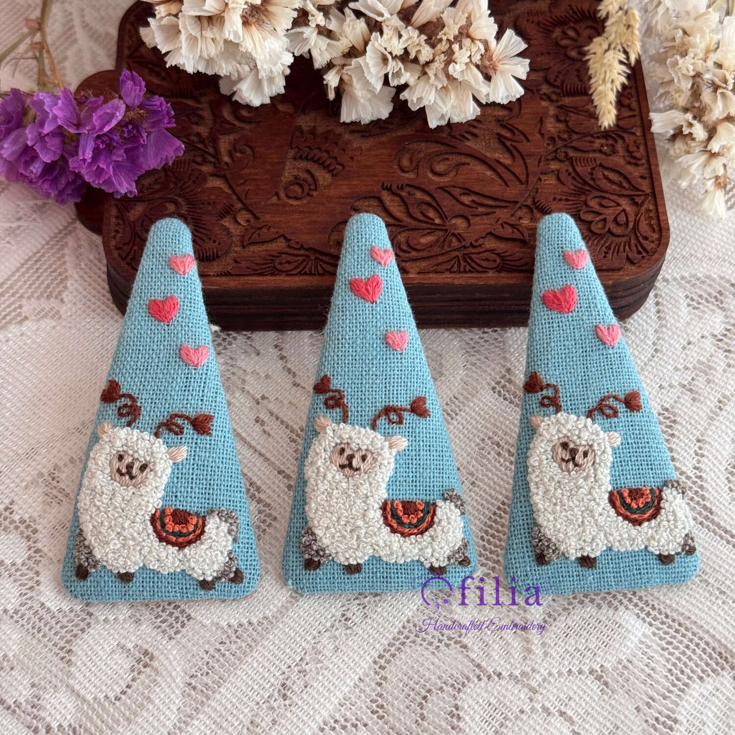 Käsinkirjailtu Valkoinen Alpakka Sydämillä Hiuspinni – Ofilia Handmade