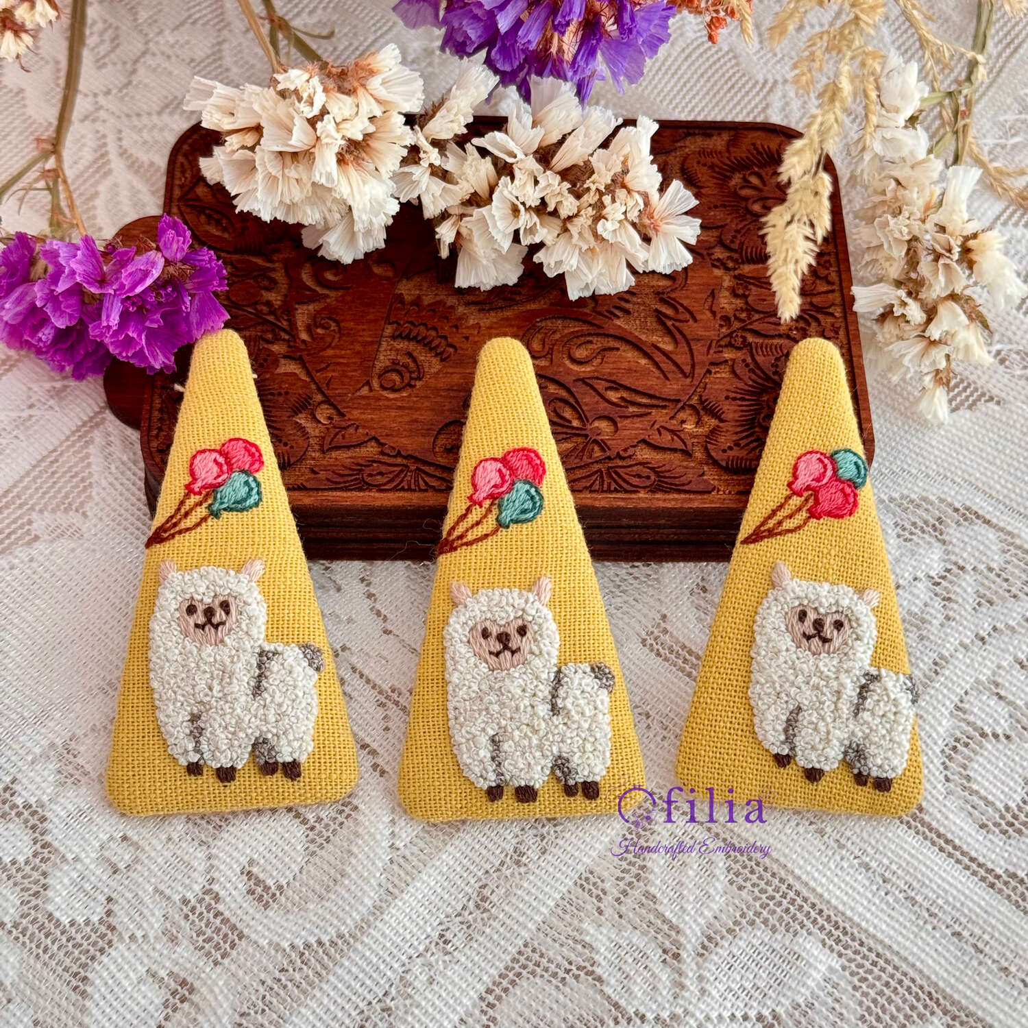 Käsinkirjailtu Valkoinen Alpakka ja Ilmapallot Hiuspinni – Ofilia Handmade