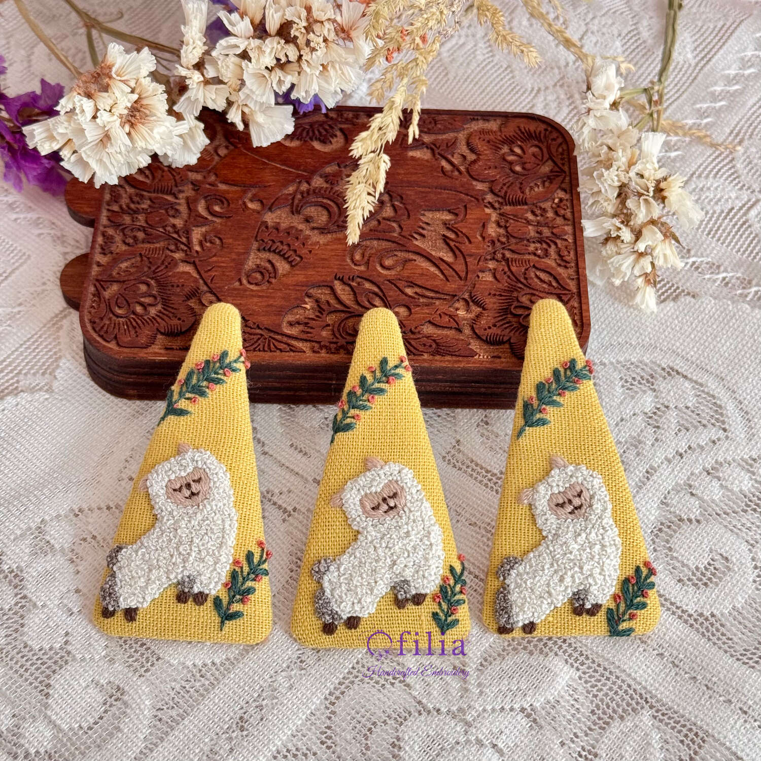 Käsinkirjailtu valkoinen alpakka ja kukkainen oksa hiuspinni – Ofilia Handmade