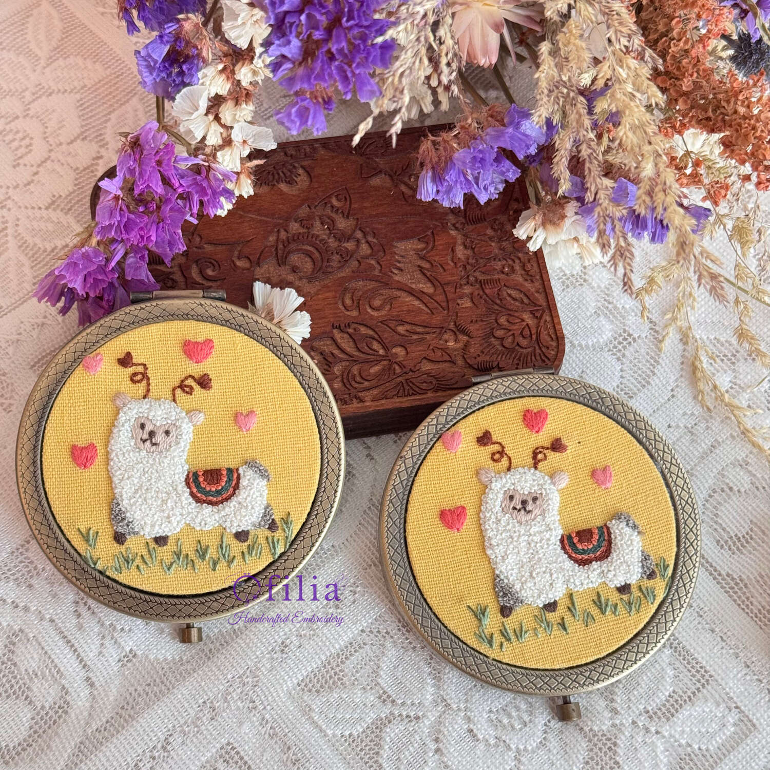 Käsinkirjailtu Valkoisen Alpakkan ja Sydänkuvioiden taskupeili – Ofilia Handmade