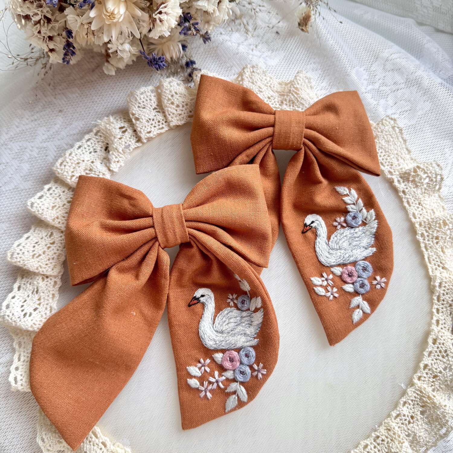 Käsin kirjottu hiusrusetti, valkoinen joutsen -aiheinen kuvio kankaalla