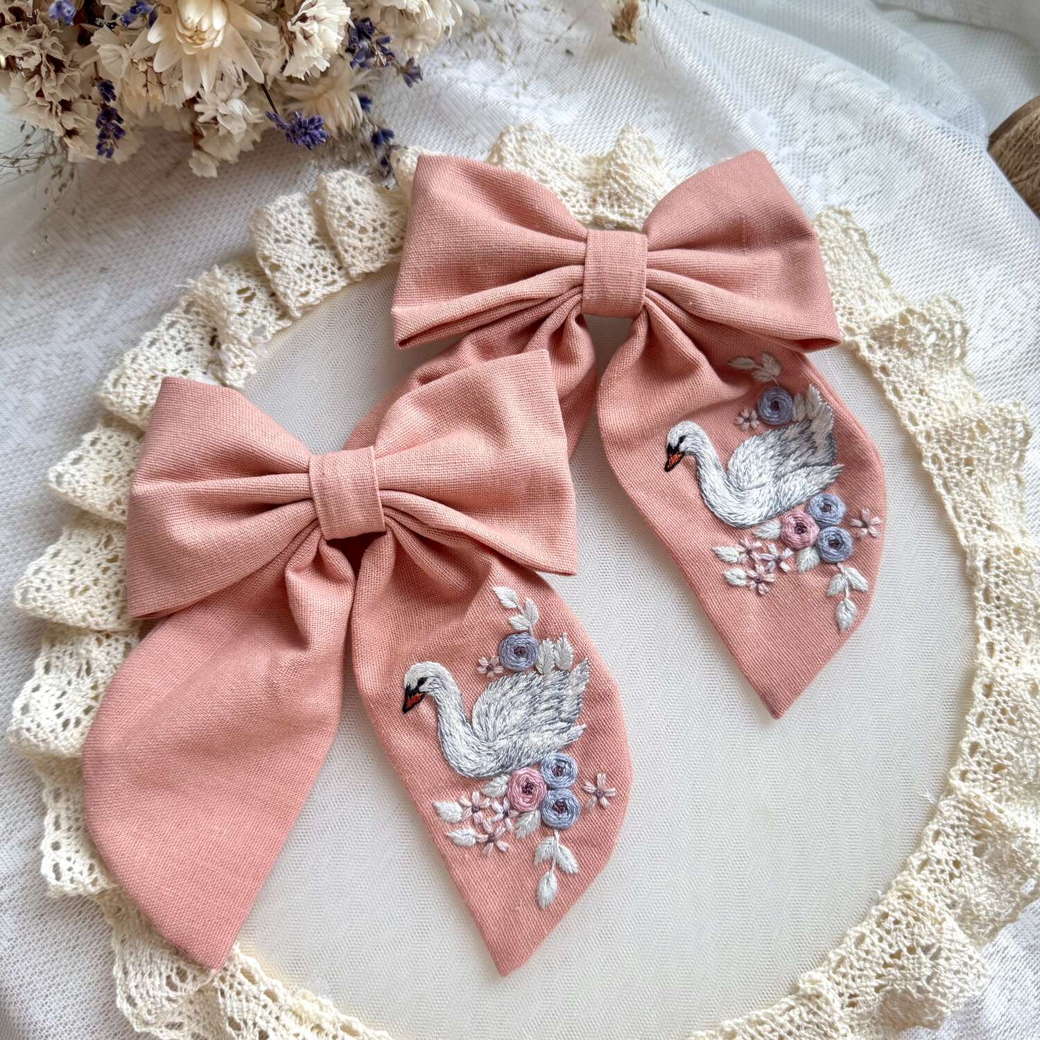 Käsin kirjottu hiusrusetti, valkoinen joutsen -aiheinen kuvio kankaalla