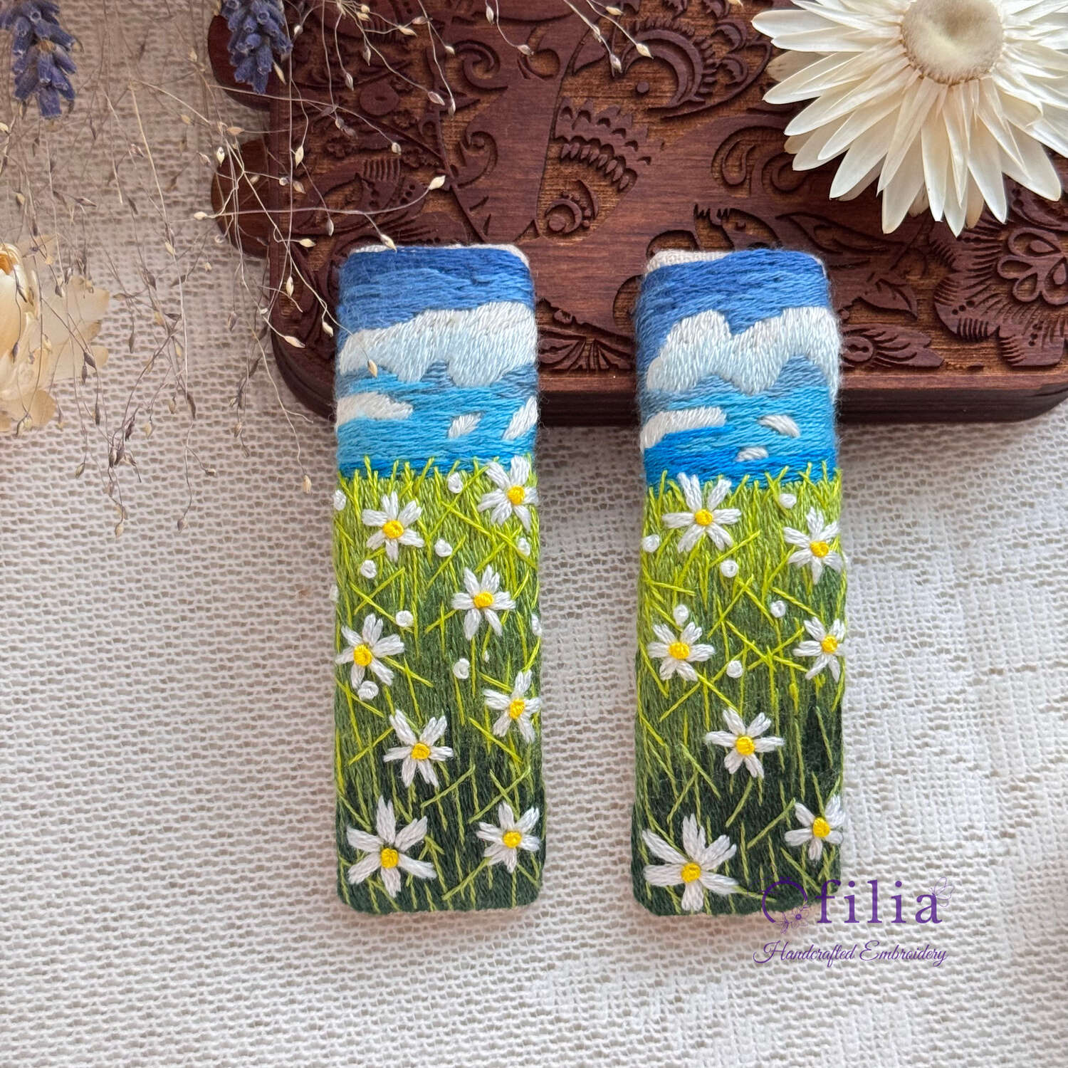 Käsinkirjailtu valkoinen kukkaniitty maisemahiuspinni – Ofilia Handmade