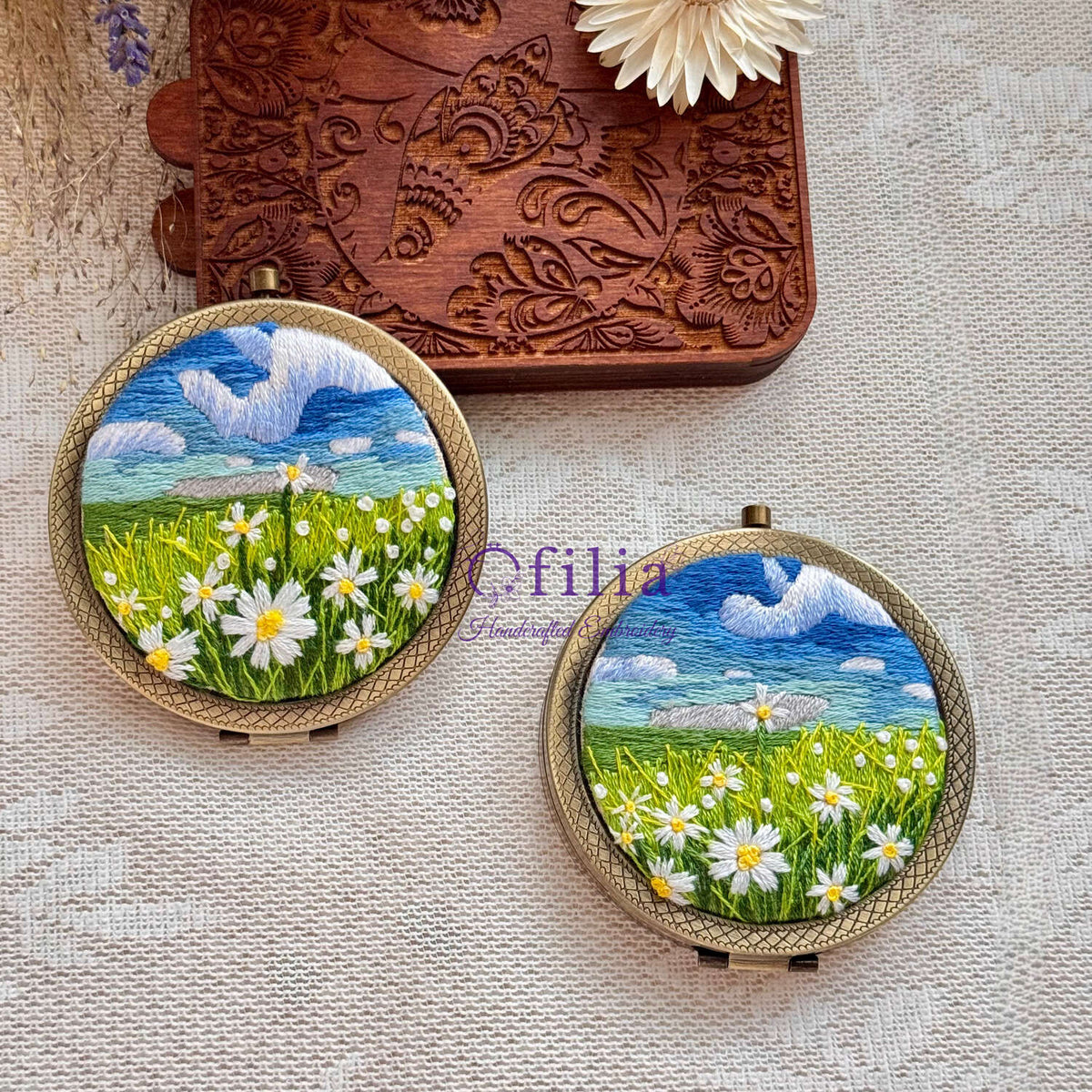 Käsinkirjailtu valkoinen kukkaniitty maisemataskupeili – Ofilia Handmade