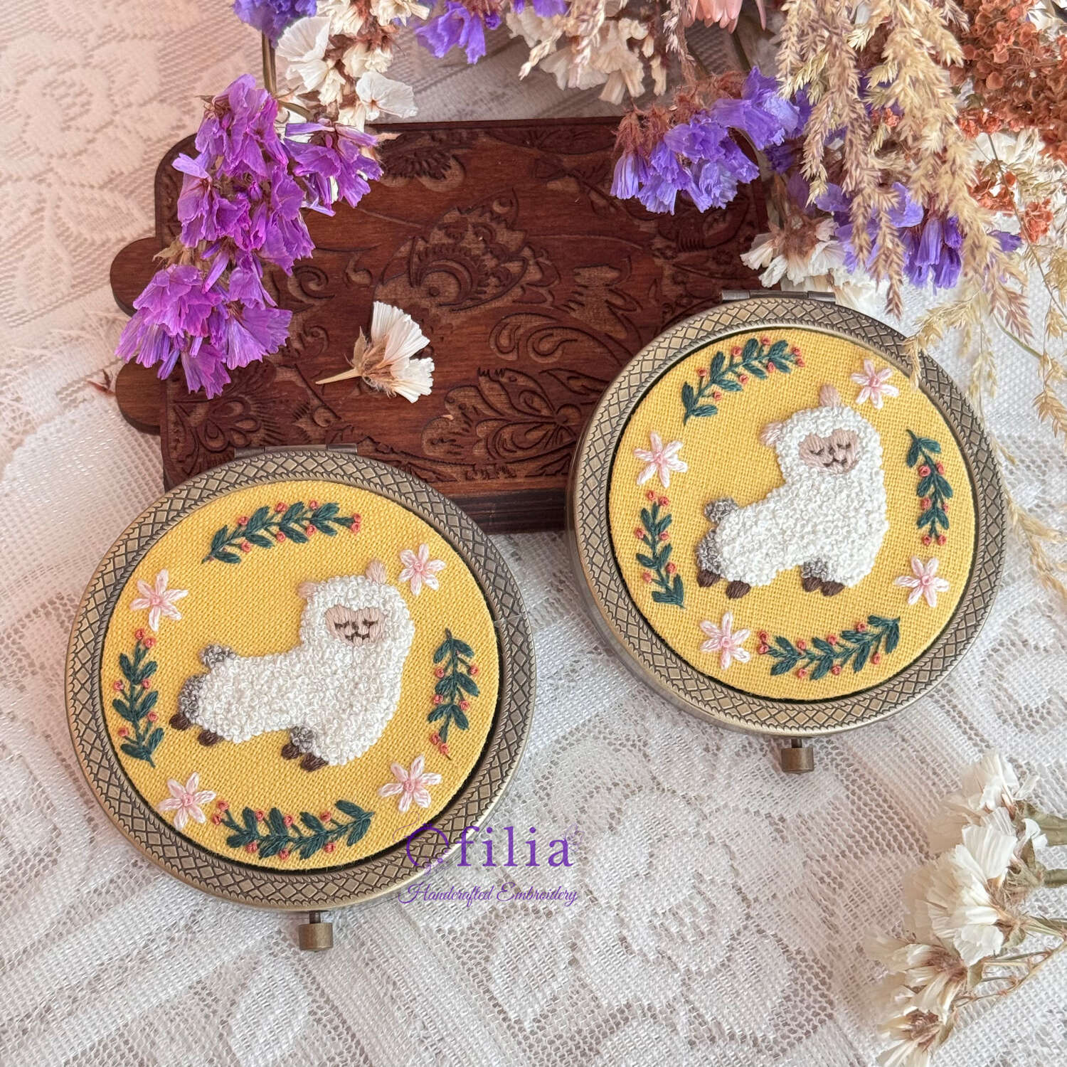 Käsinkirjailtu Valkoisen Alpakkan ja Kukkaisen Oksan taskupeili – Ofilia Handmade