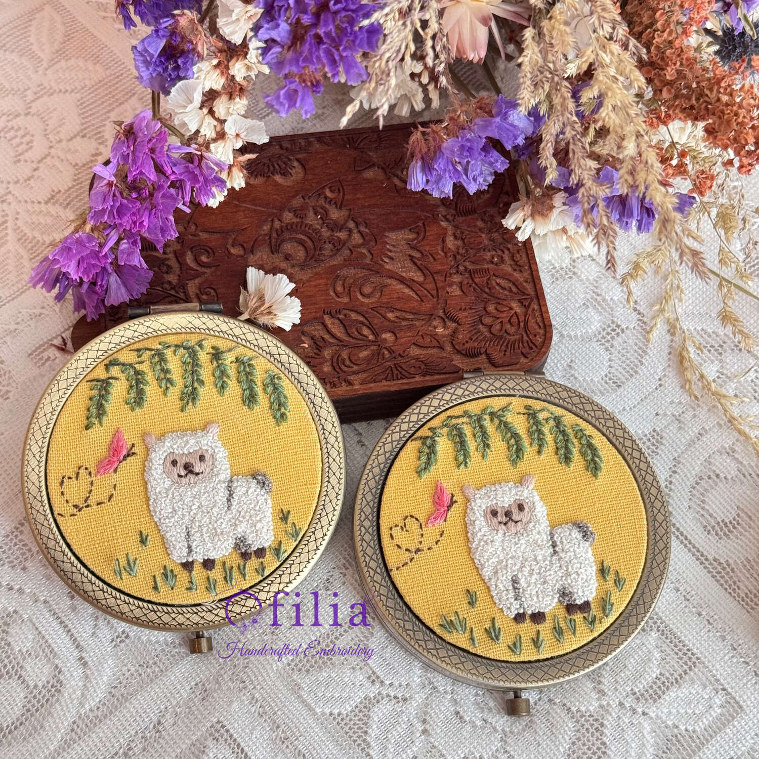 Käsinkirjailtu Valkoisen Alpakkan ja Perhosen taskupeili – Ofilia Handmade