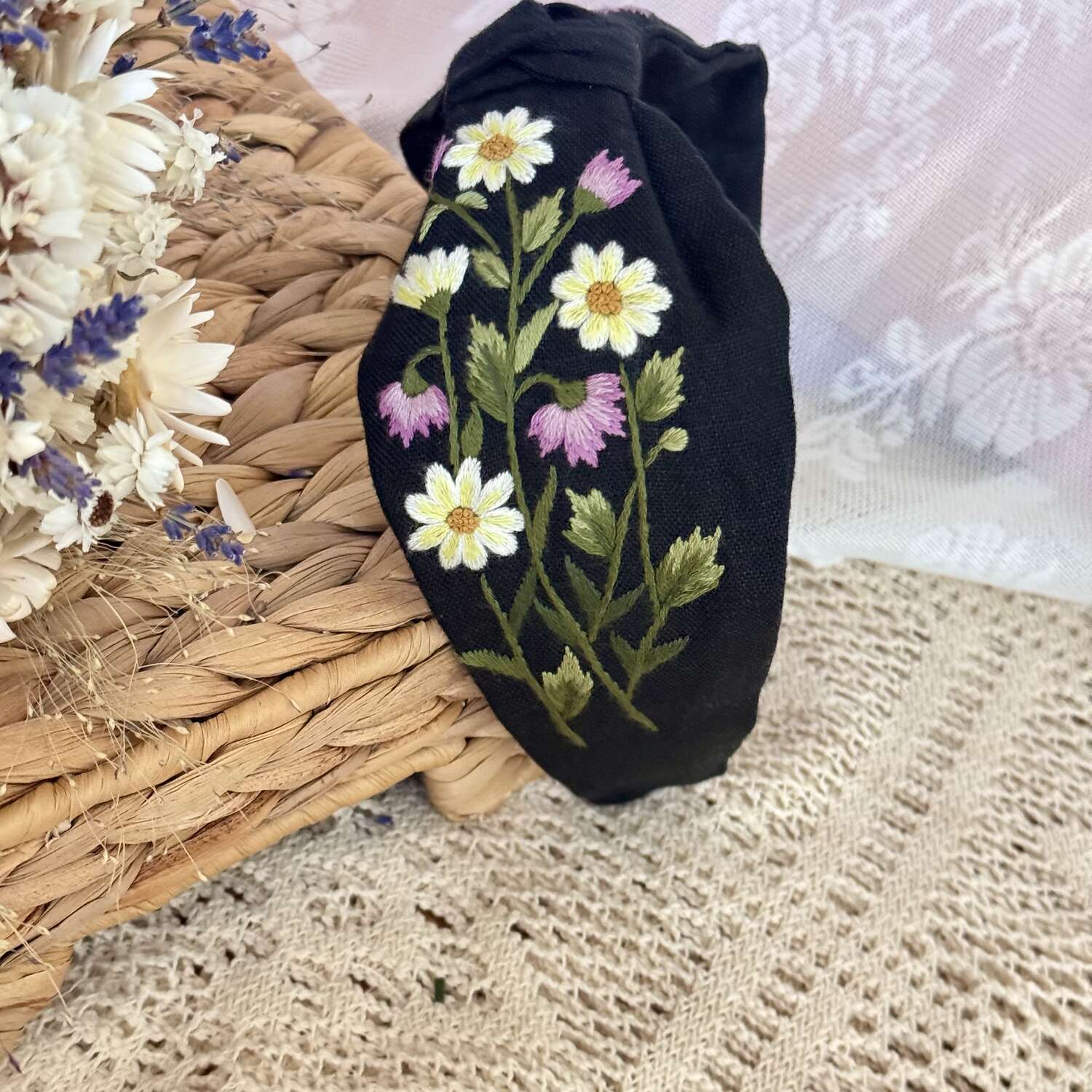 Käsin kirjottu turbaanipanta, valkovuokko ja ahdekaunokki -aiheinen kuvio kankaalla