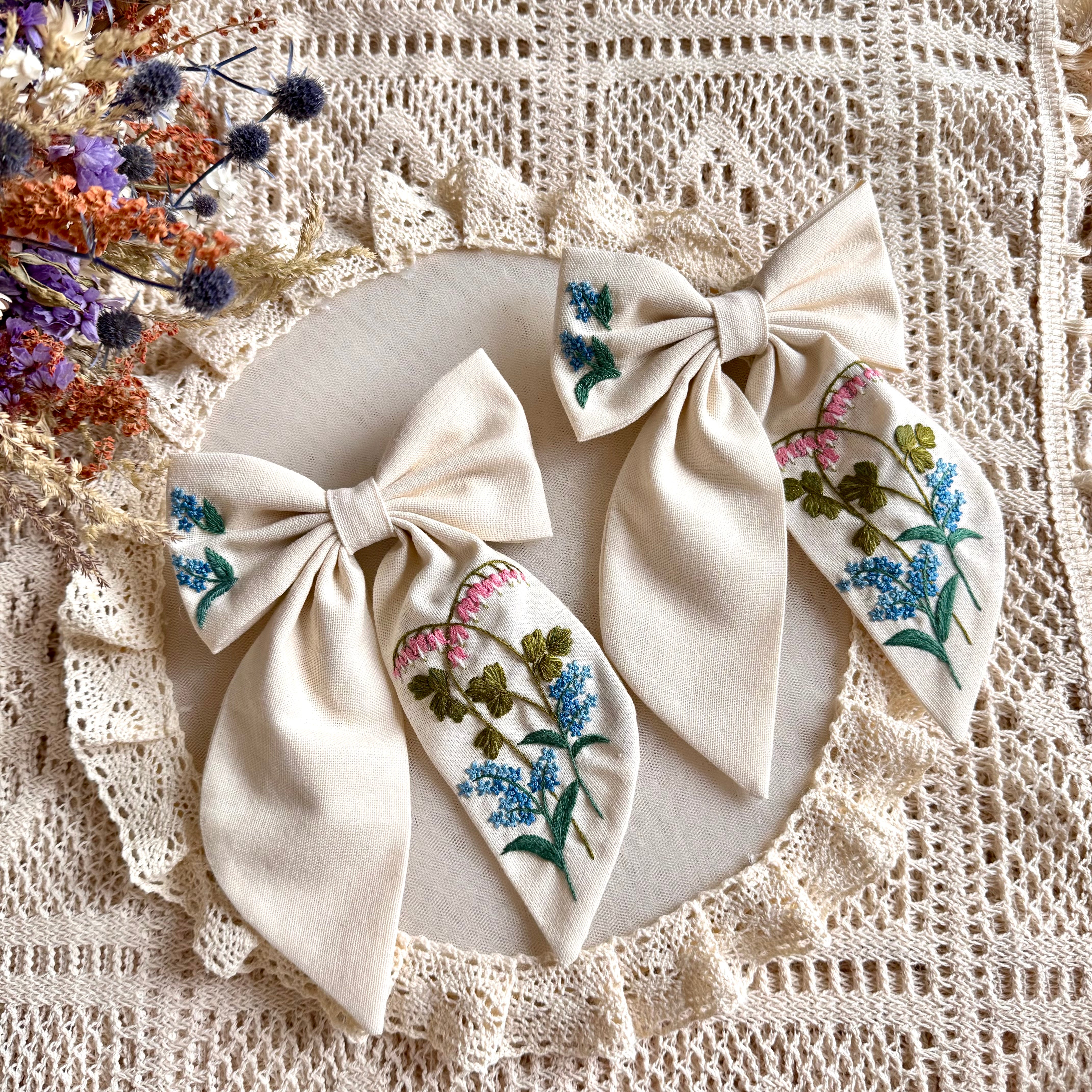 Käsin kirjottu hiusrusetti, verenpisara-aiheinen kuvio kankaalla