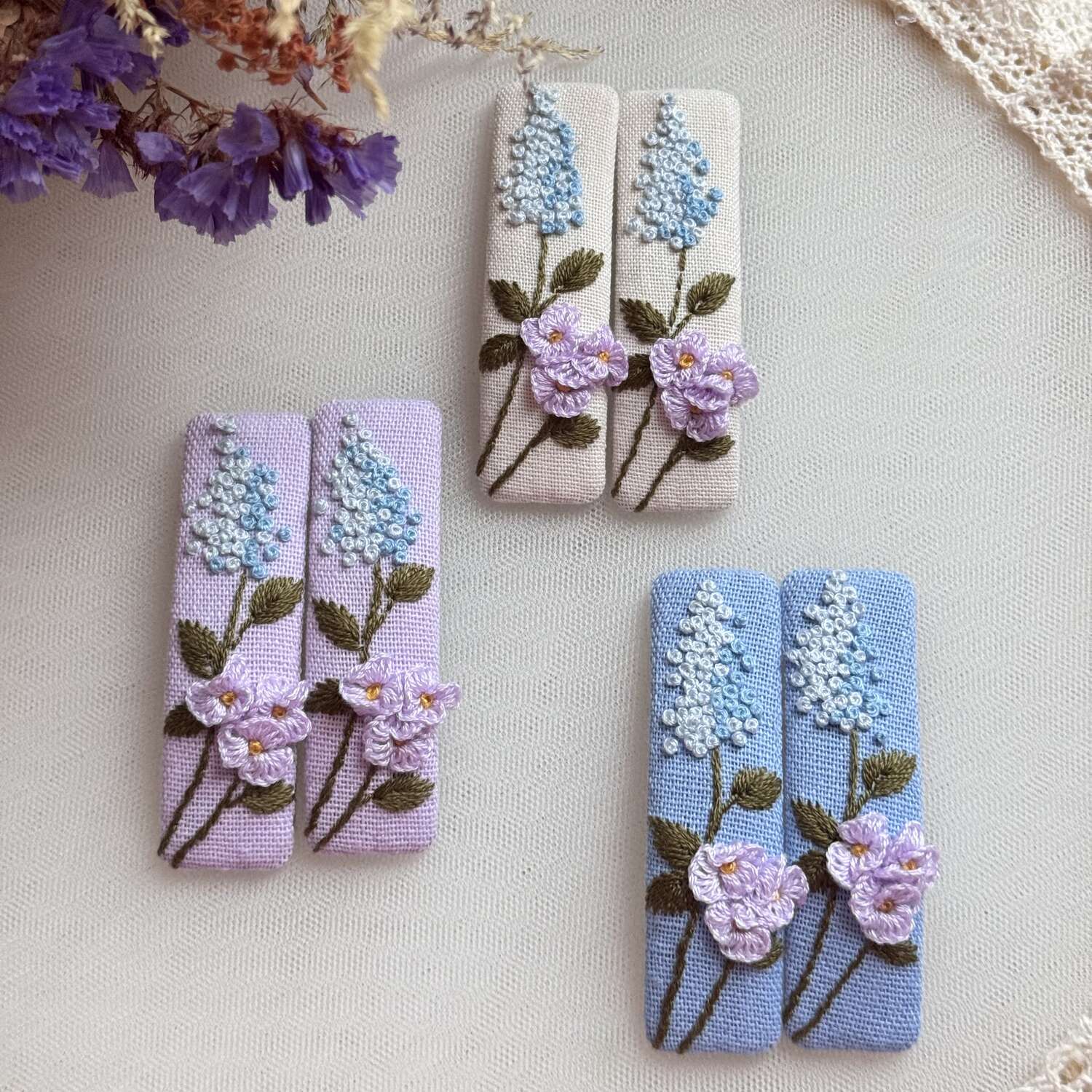 Käsin kirjotut hiuspinnit, villikukka-aiheinen kuvio kankaalla