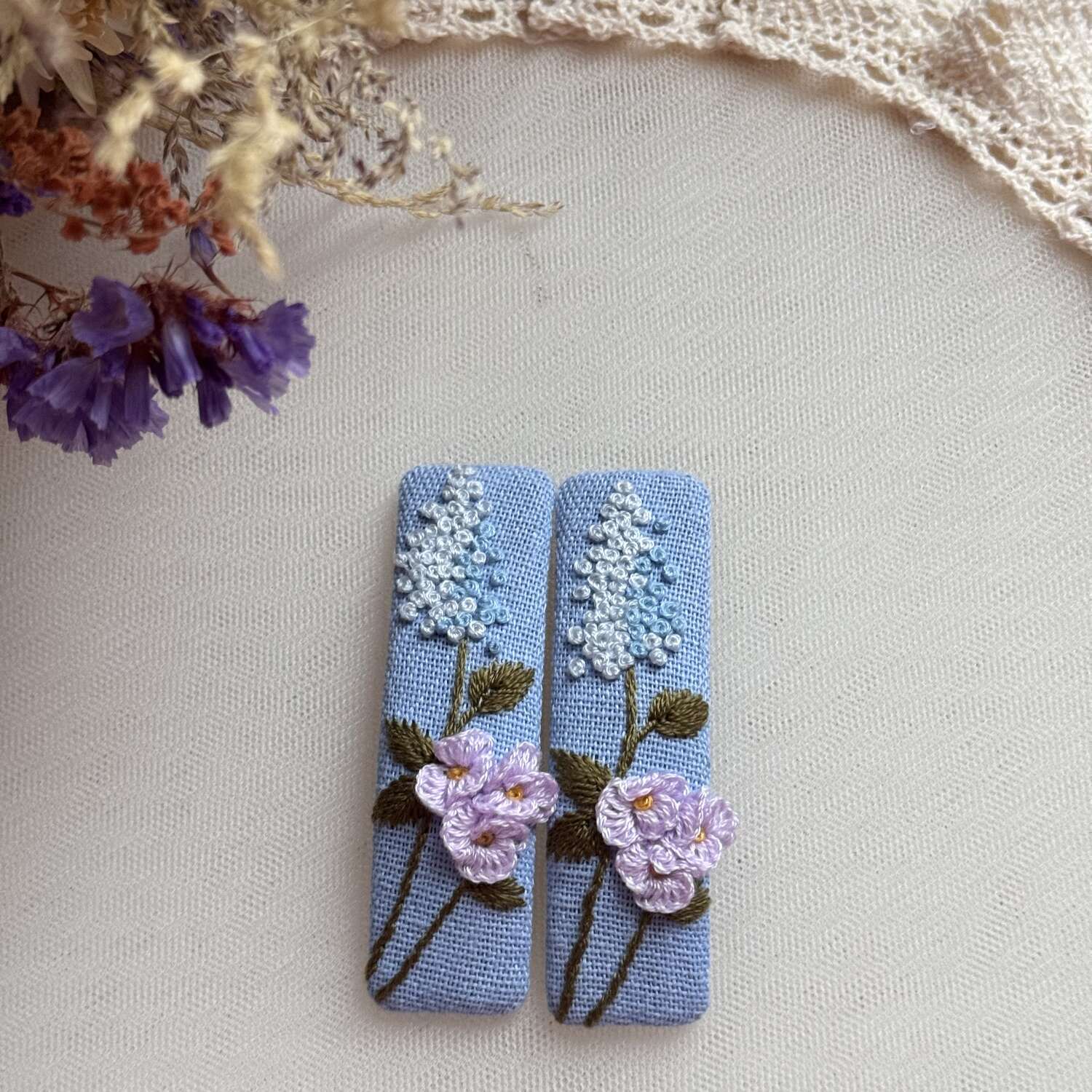 Käsin kirjotut hiuspinnit, villikukka-aiheinen kuvio kankaalla